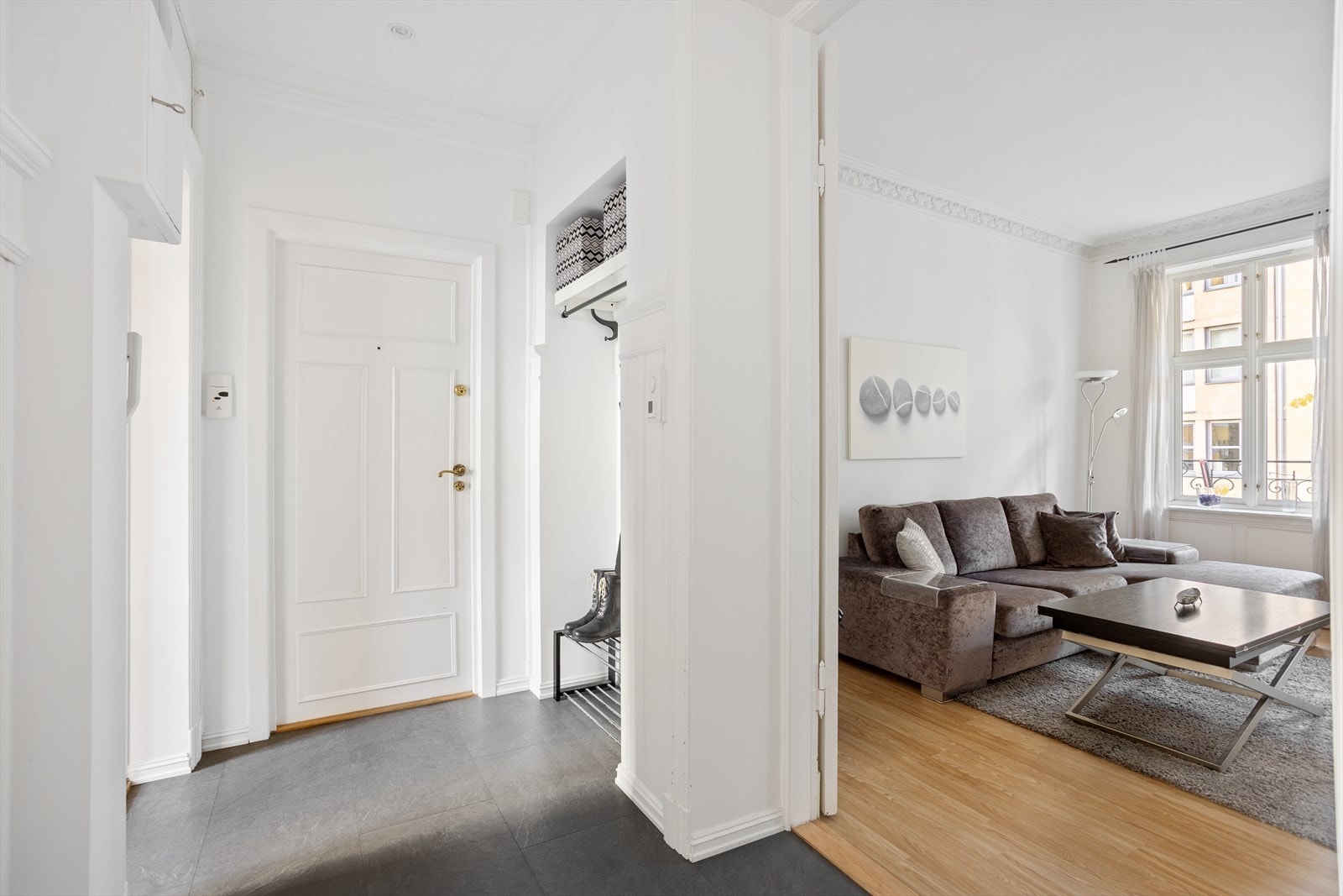 Entré ble pusset opp i 2018 og har varme i gulv (Varmefolie) Galleribilde