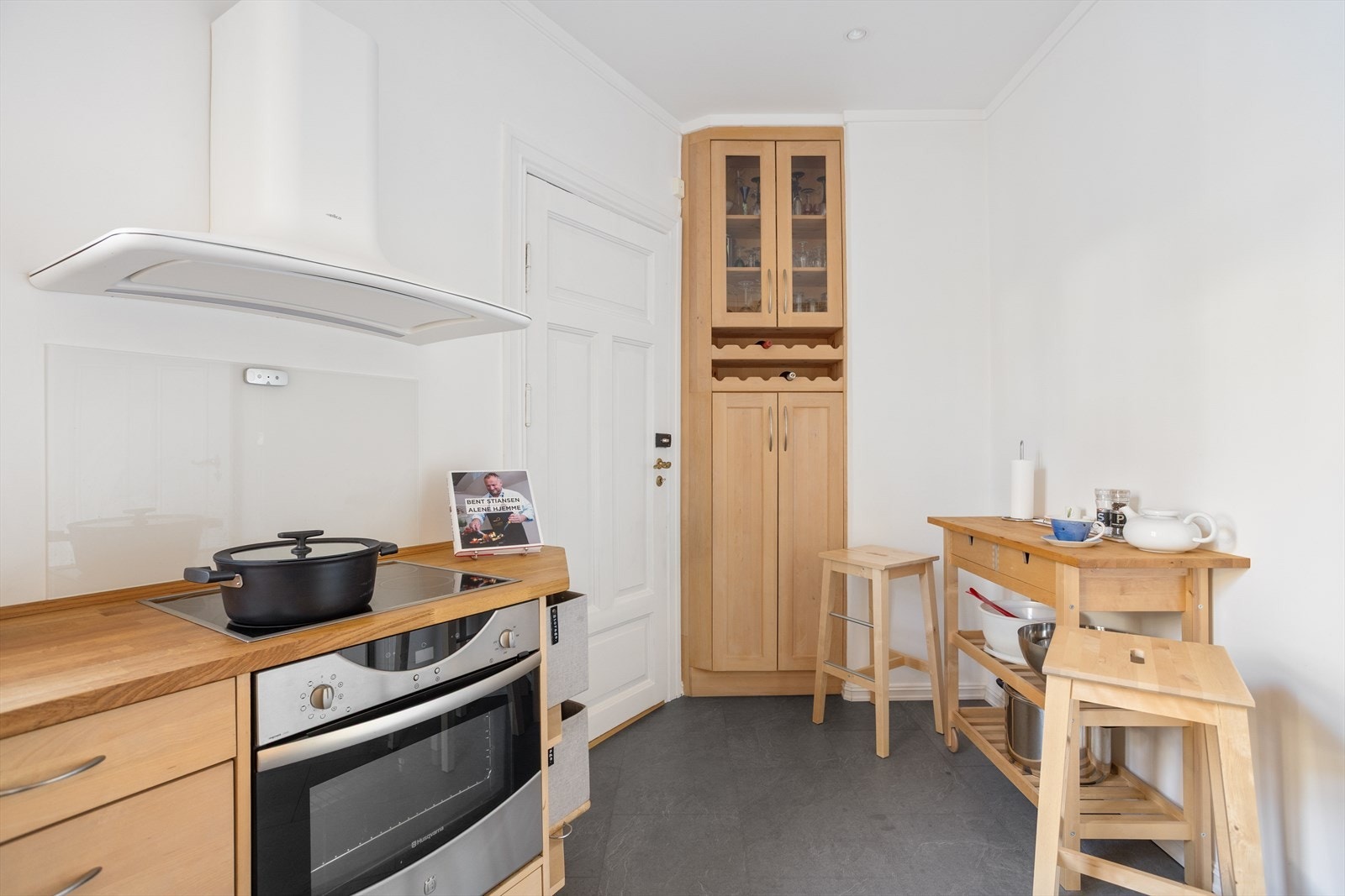 Spiseplass på kjøkken i tillegg til mye skapplass Galleribilde