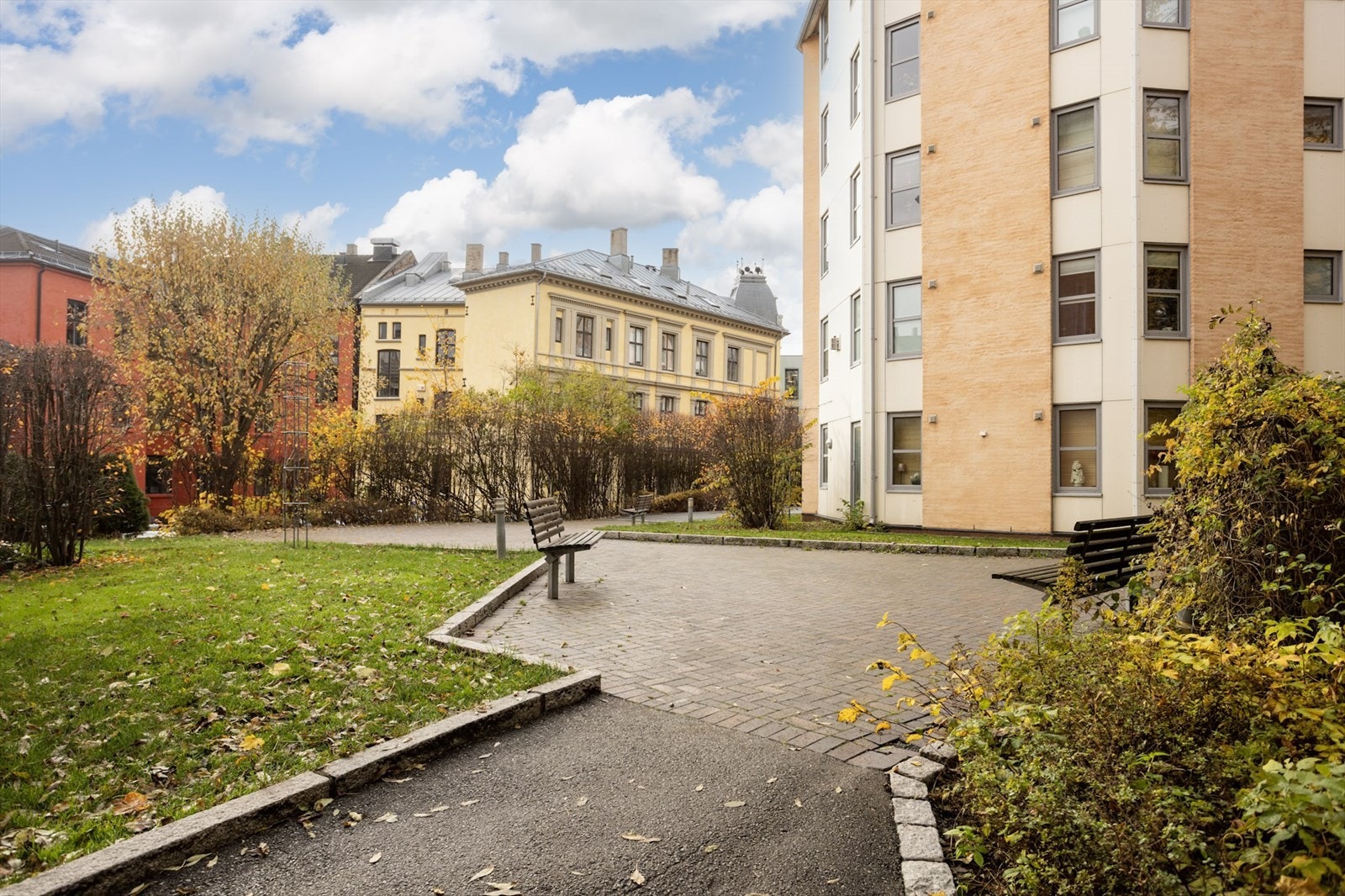 Hyggelige gatetun og sittegrupper i nabolaget | Lassons gate som bygården vender ut mot Galleribilde