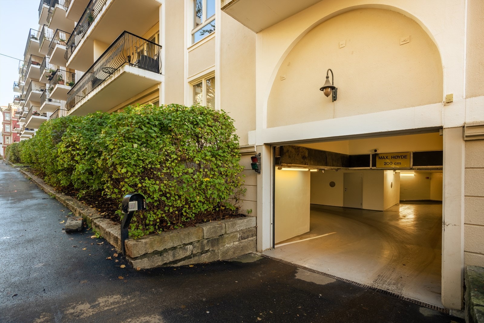 Innkjøring til garasjeanlegg fra Hansteens gate. Garasjeplass er ikke inkl. i salget av leiligheten Galleribilde