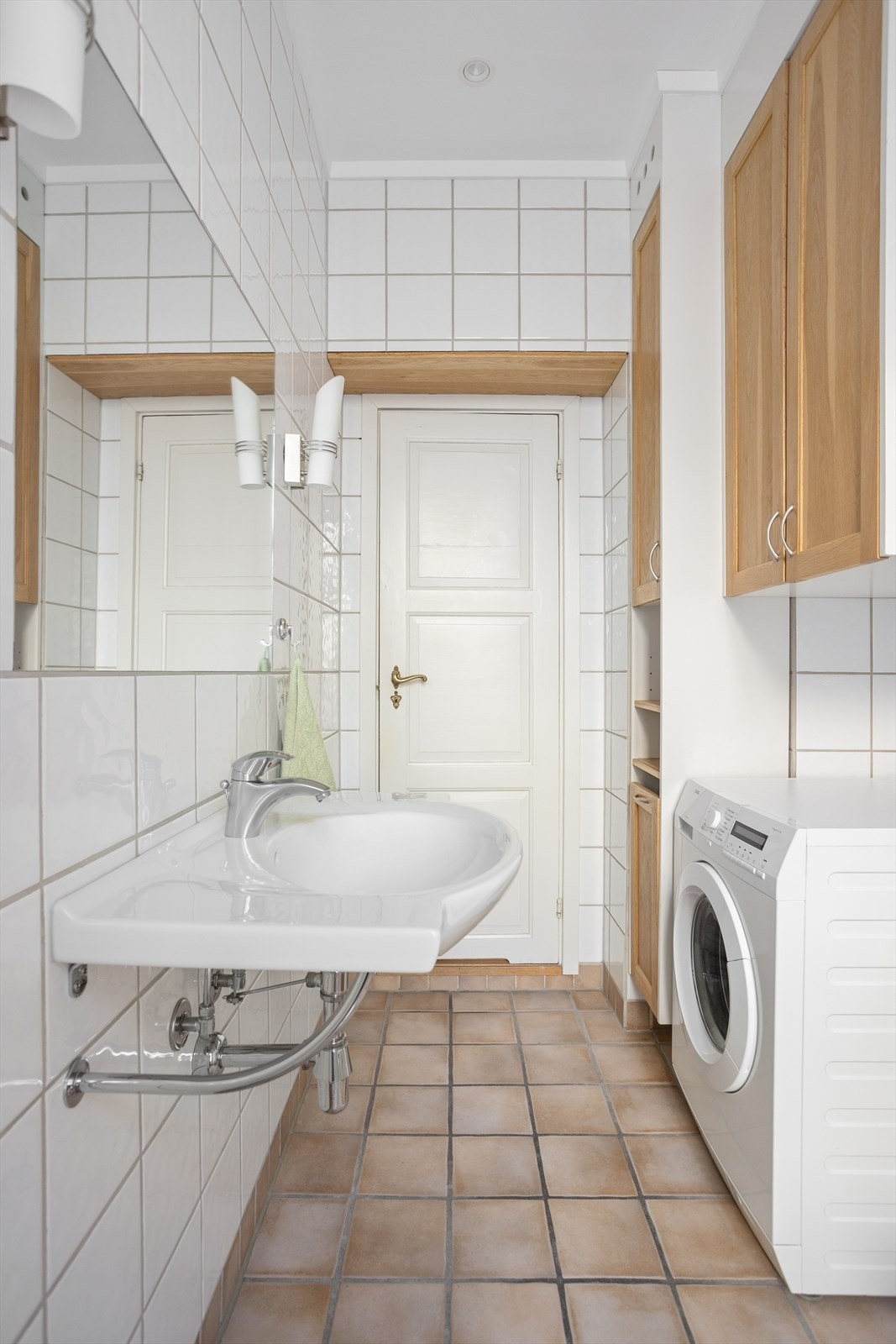 Fliselagt bad fra 2003 med veggmontert wc, opplegg til
vaskemaskin, dusj og servant. Galleribilde