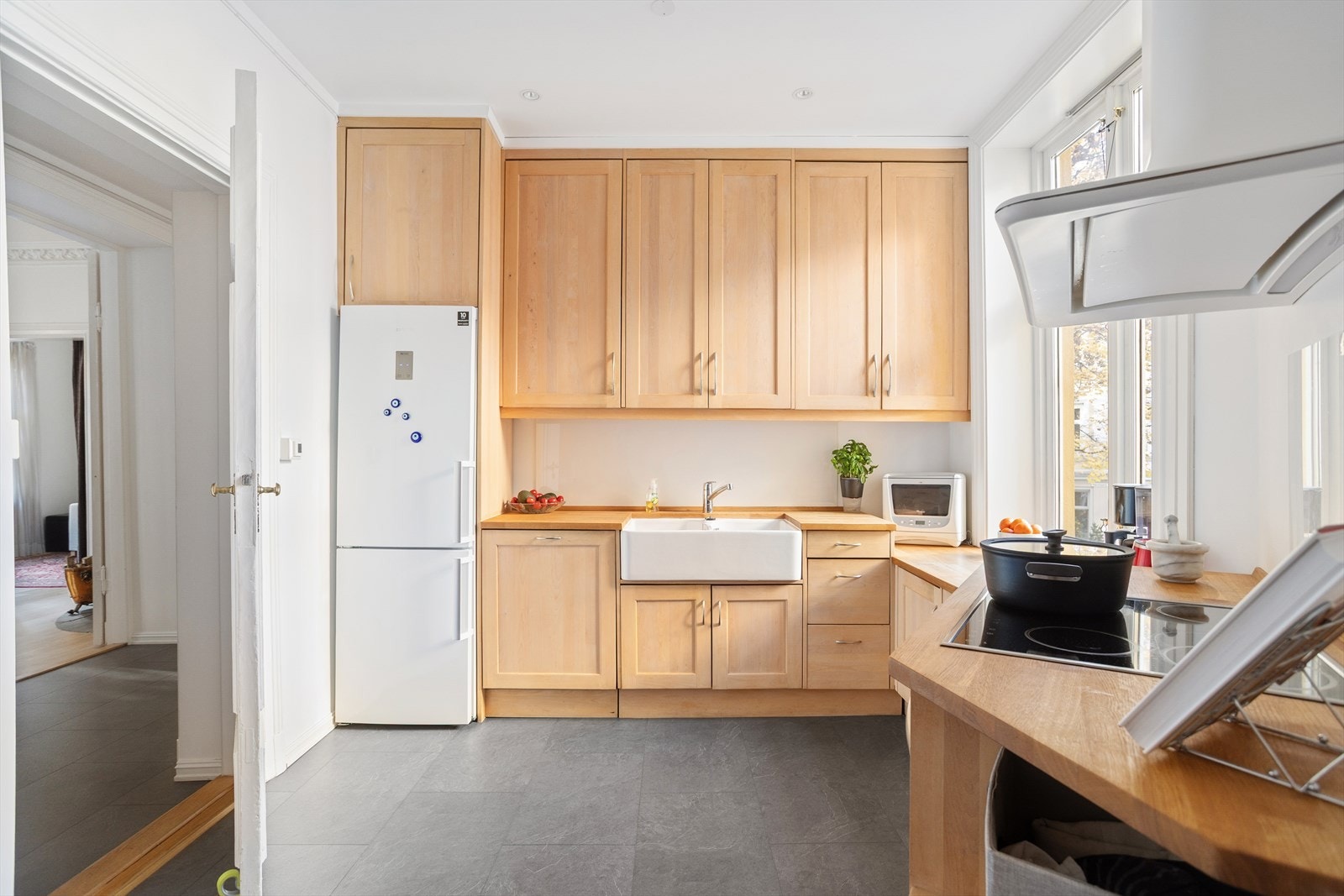 Det er varmtvannsbereder i skap over kjøleskap på 107 l. fra 2018 Galleribilde