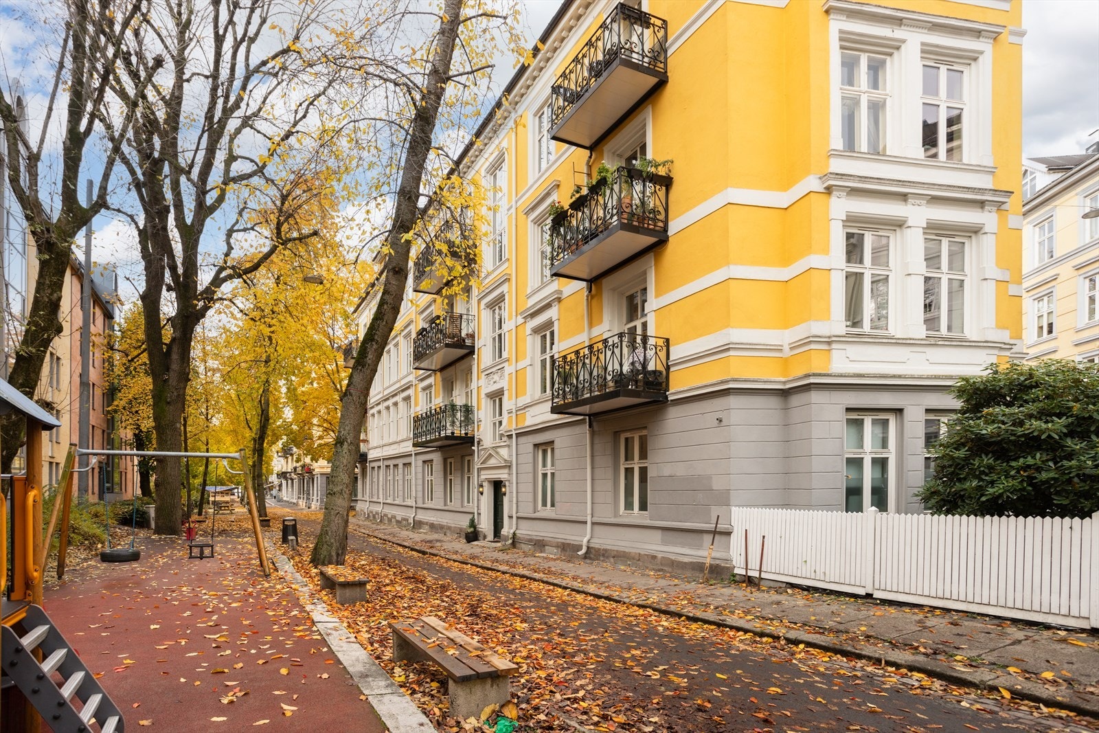 Balkong og inngangsparti til leiligheten vender ut mot miljøgaten Lassons gate (Bilfri) Galleribilde