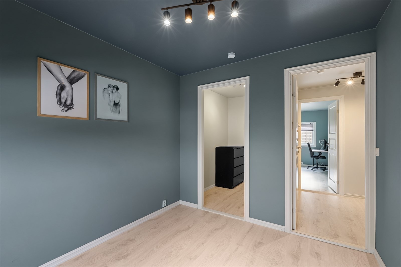 Hovedsoverommet har adkomst til boden som er innredet som walk-in garderobe. Galleribilde