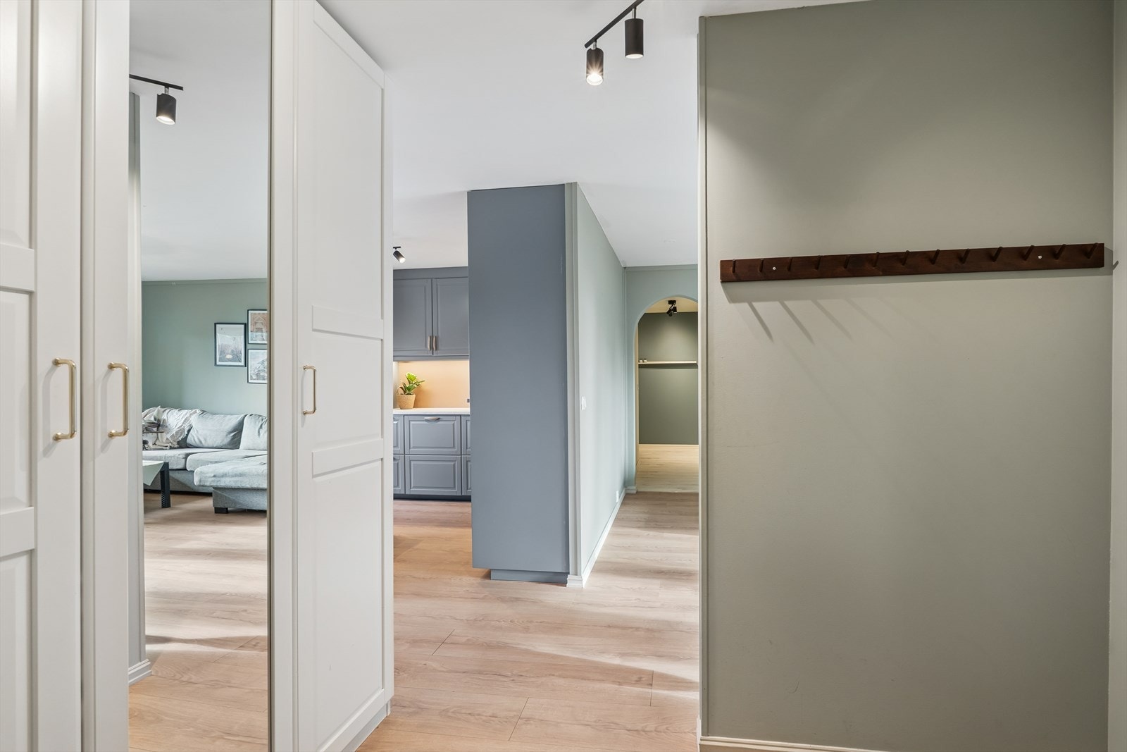 Velkommen inn! Leiligheten har freshe overflater, god planløsning og flytt rett inn standard. Galleribilde