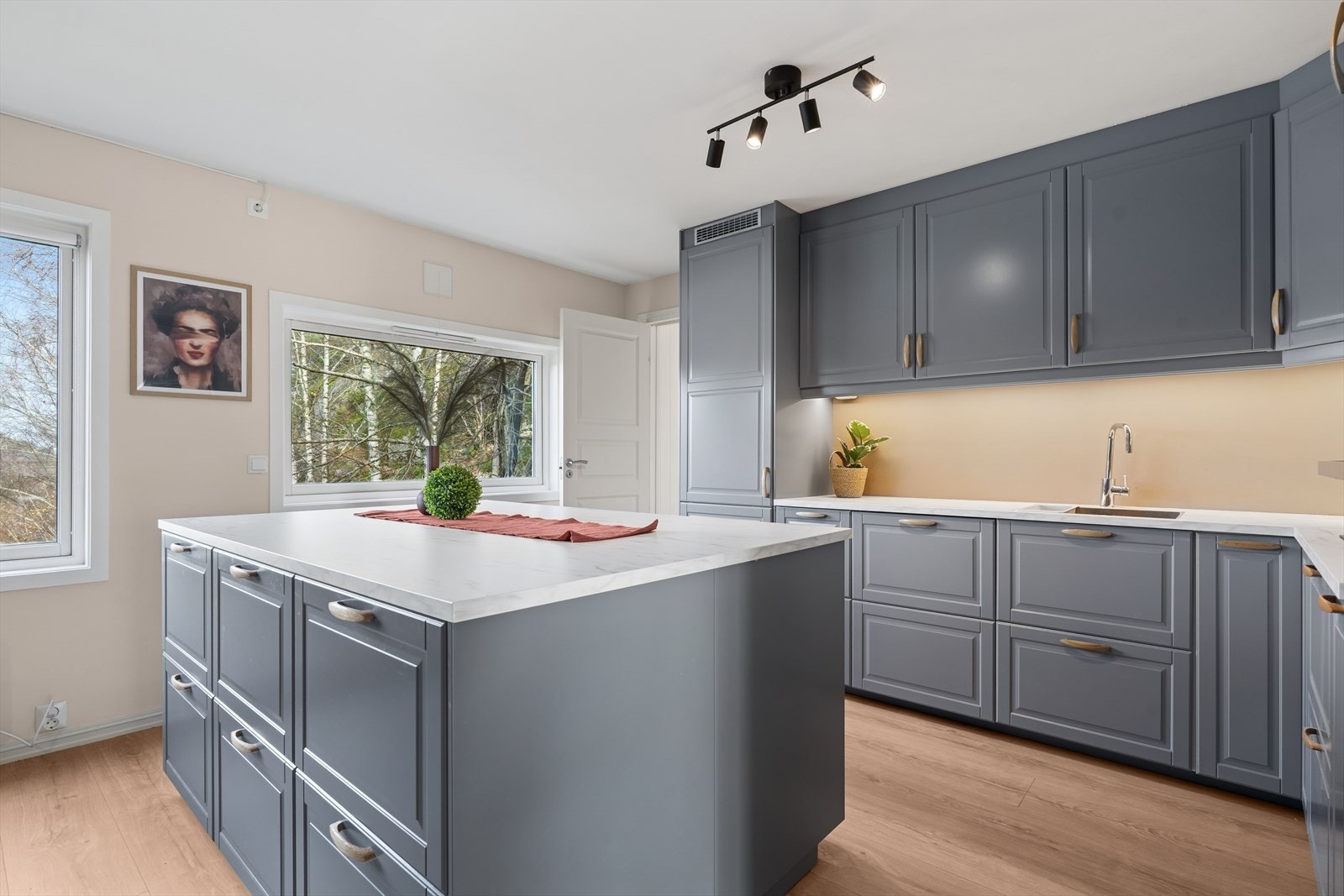 Kjøkkenet ble sist oppgradert i 2020 med lekker profilert innredning og integrerte hvitevarer. Galleribilde