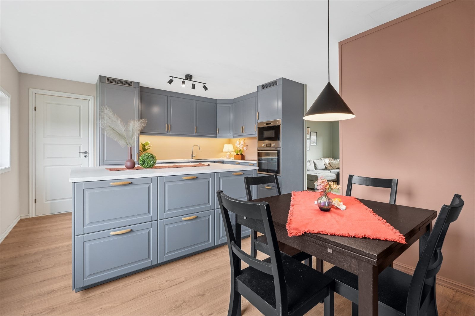 Romslig kjøkken med god åpning mot stuedelen noe som gir begge rom godt naturlig lys og helhet. Galleribilde