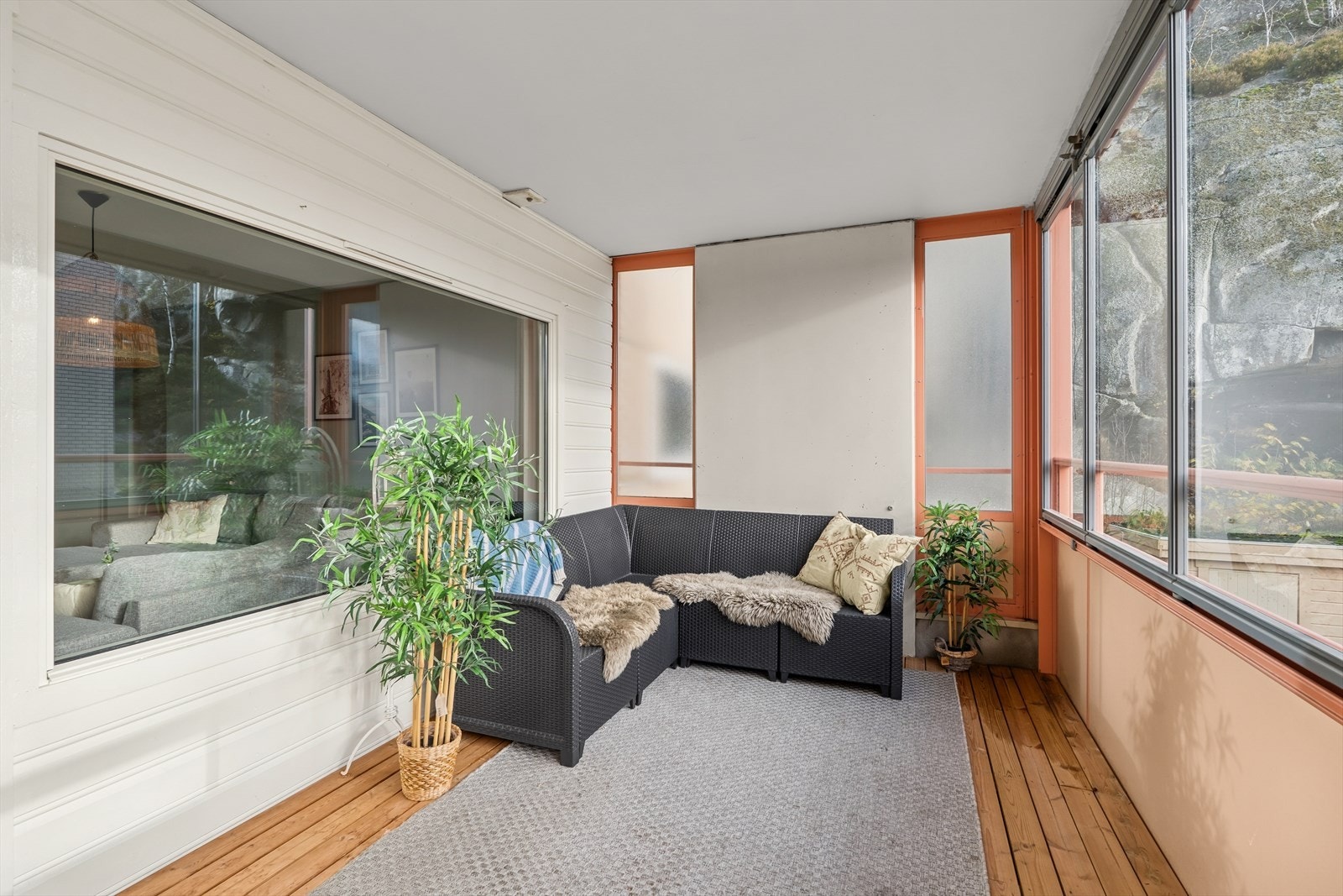 Balkongen har lite innsyn og er på ca. 13 kvm. Den kan også fungere som ekstra stue! Galleribilde