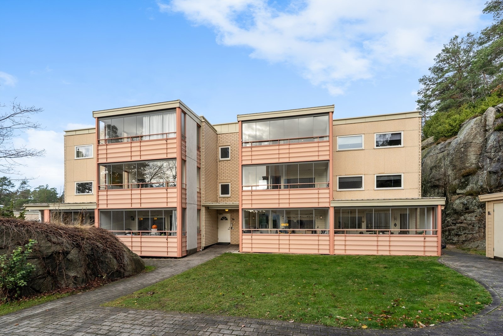 Leiligheten ligger i 2. etasje, til høyre for hovedinngangen. Det er totalt 8 leiligheter i lavblokken. Galleribilde