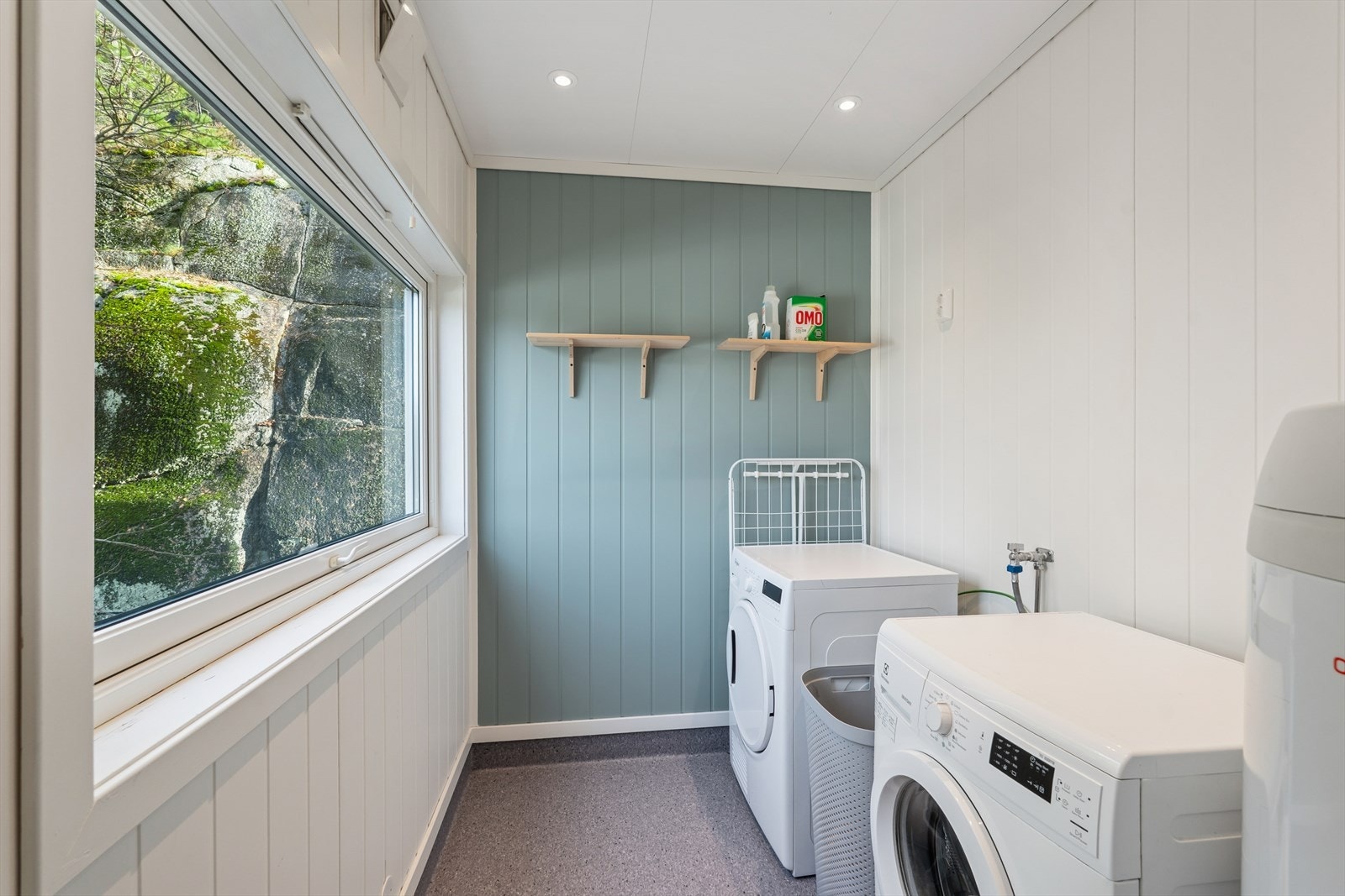 Praktisk og oppgradert vaskerom innenfor kjøkkenet. Galleribilde
