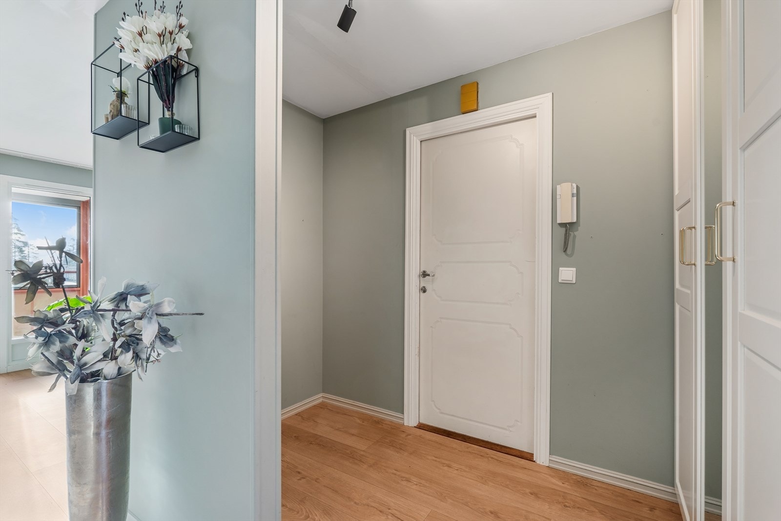 Velkommen inn - Her er det egen entrè med skap og hengeplass slik at man enkelt holder orden på yttertøy i en travel hverdag! Galleribilde