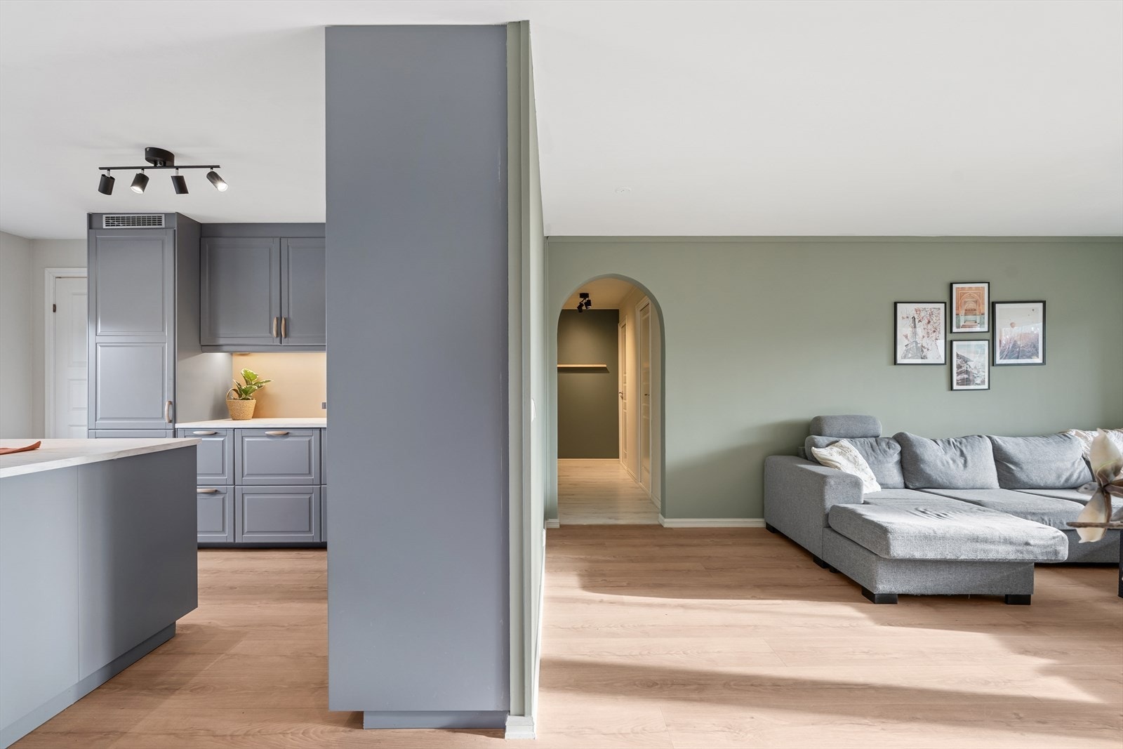 Dette er en gjennomgående lekker leilighet med fin flyt og god atmosfære. Galleribilde