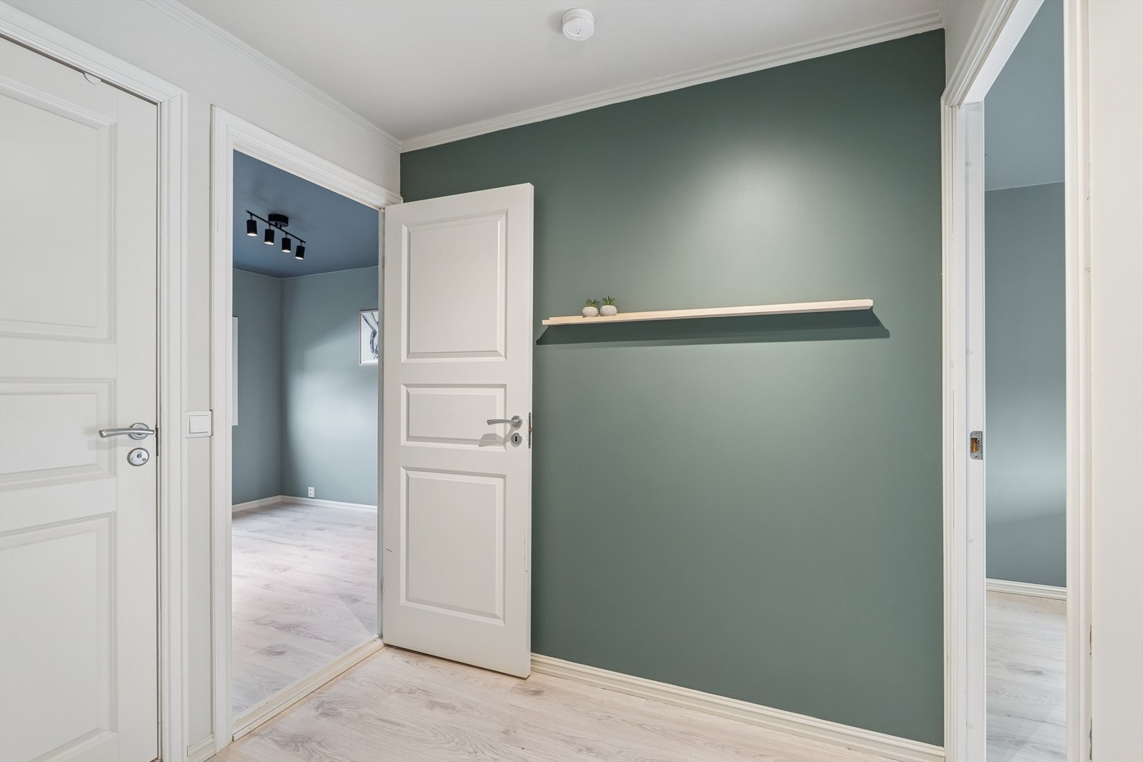 Romslig og pen gang som leder videre til soverommene og bad. Galleribilde