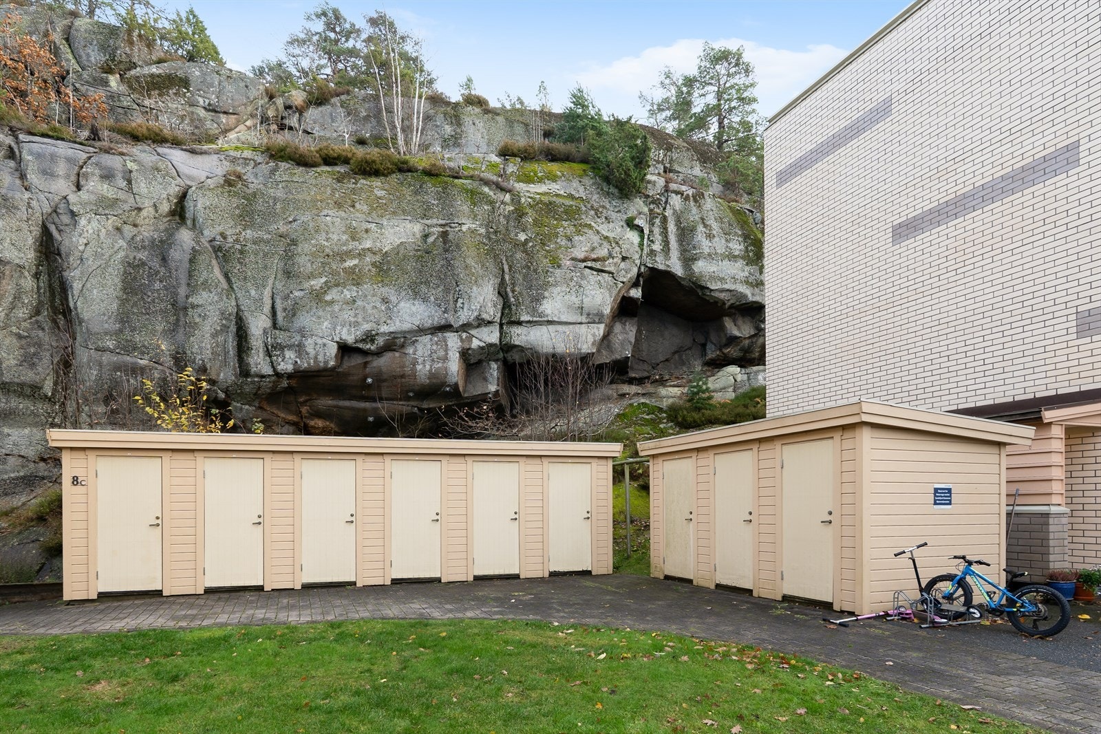 Toppen Borettslag og Ringkollgrenda B ligger høyt og fritt i en rolig blindvei, med attraktiv intern beliggenhet som gir både privatliv og gode solforhold. Galleribilde