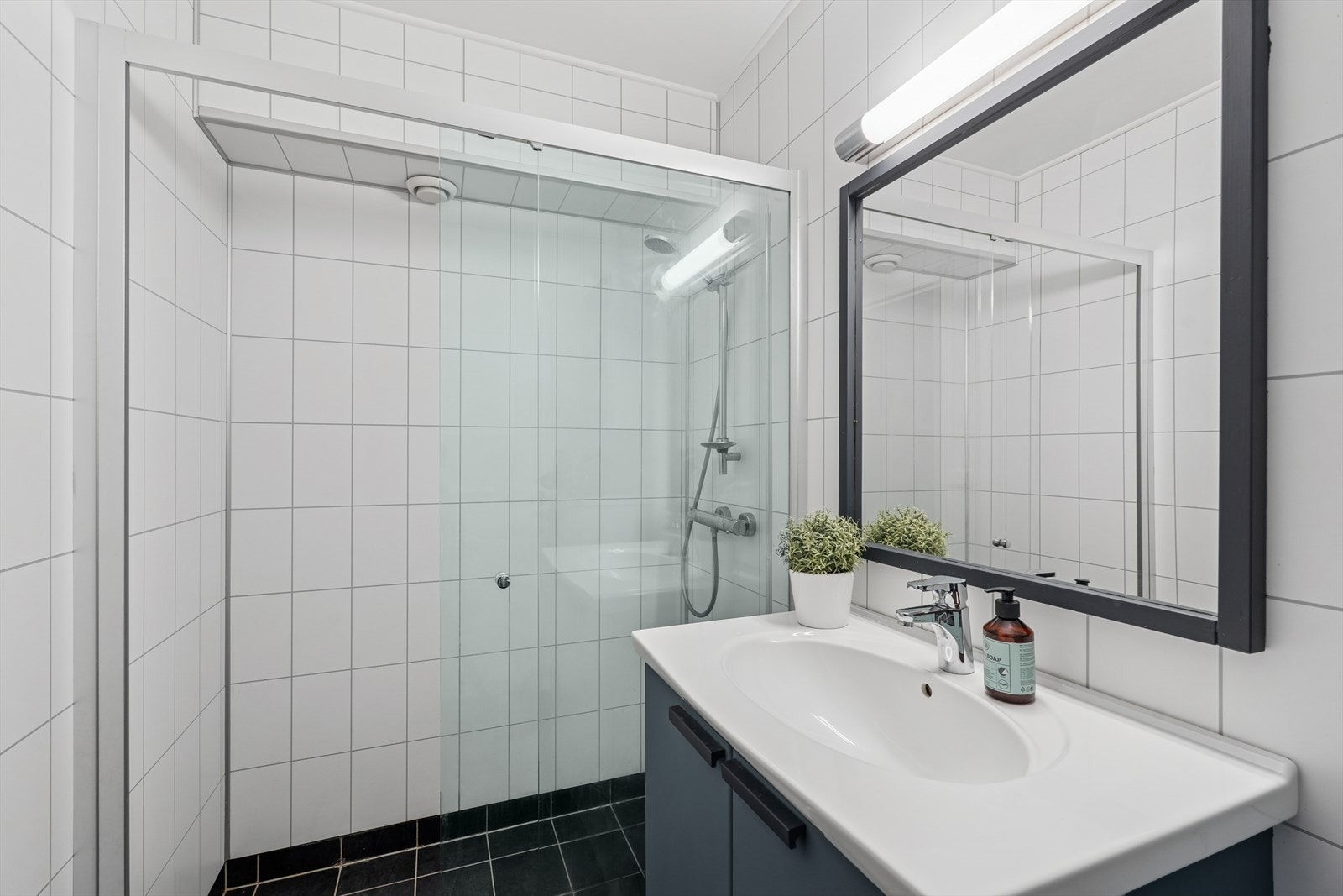 Delikat bad romslig dusj. Det er separat toalettrom og eget vaskerom med adkomst fra kjøkkenet. Galleribilde