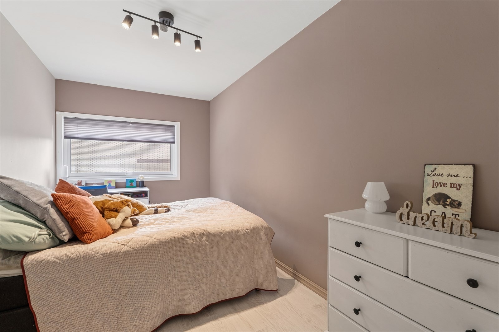 Soverommen er alle malt i delikate farger og har samme type lys laminat på gulvet med pen belistning. Galleribilde