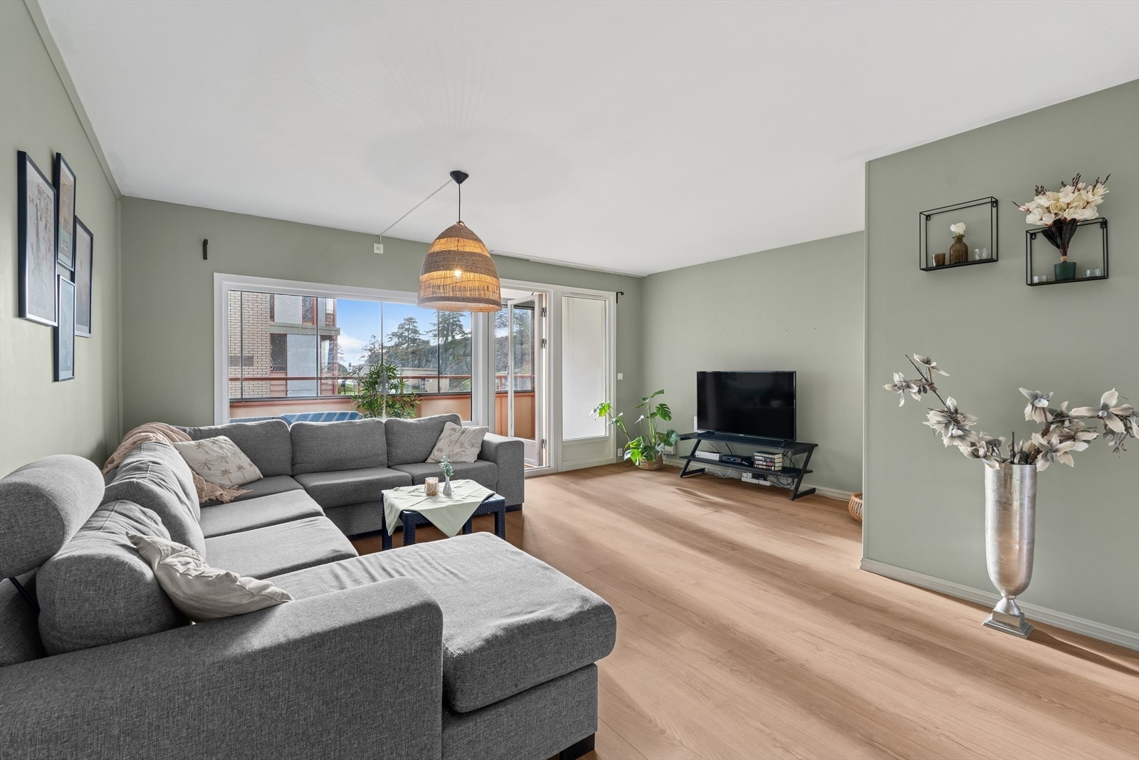 Romslig og lys stue med pene overflater og adkomst til innglasset balkong. Galleribilde