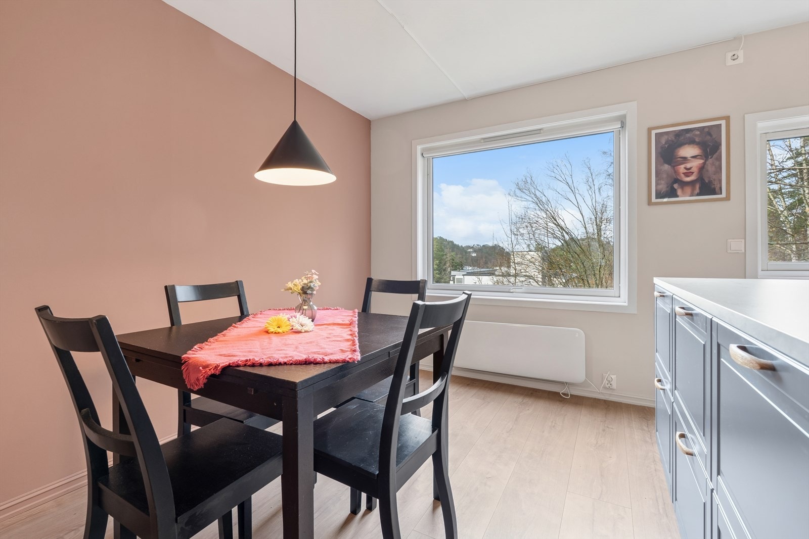 Utsikten fra kjøkkenet er upåklagelig med beliggenhet høyt i terreng, er det ingen som rett inn. Galleribilde