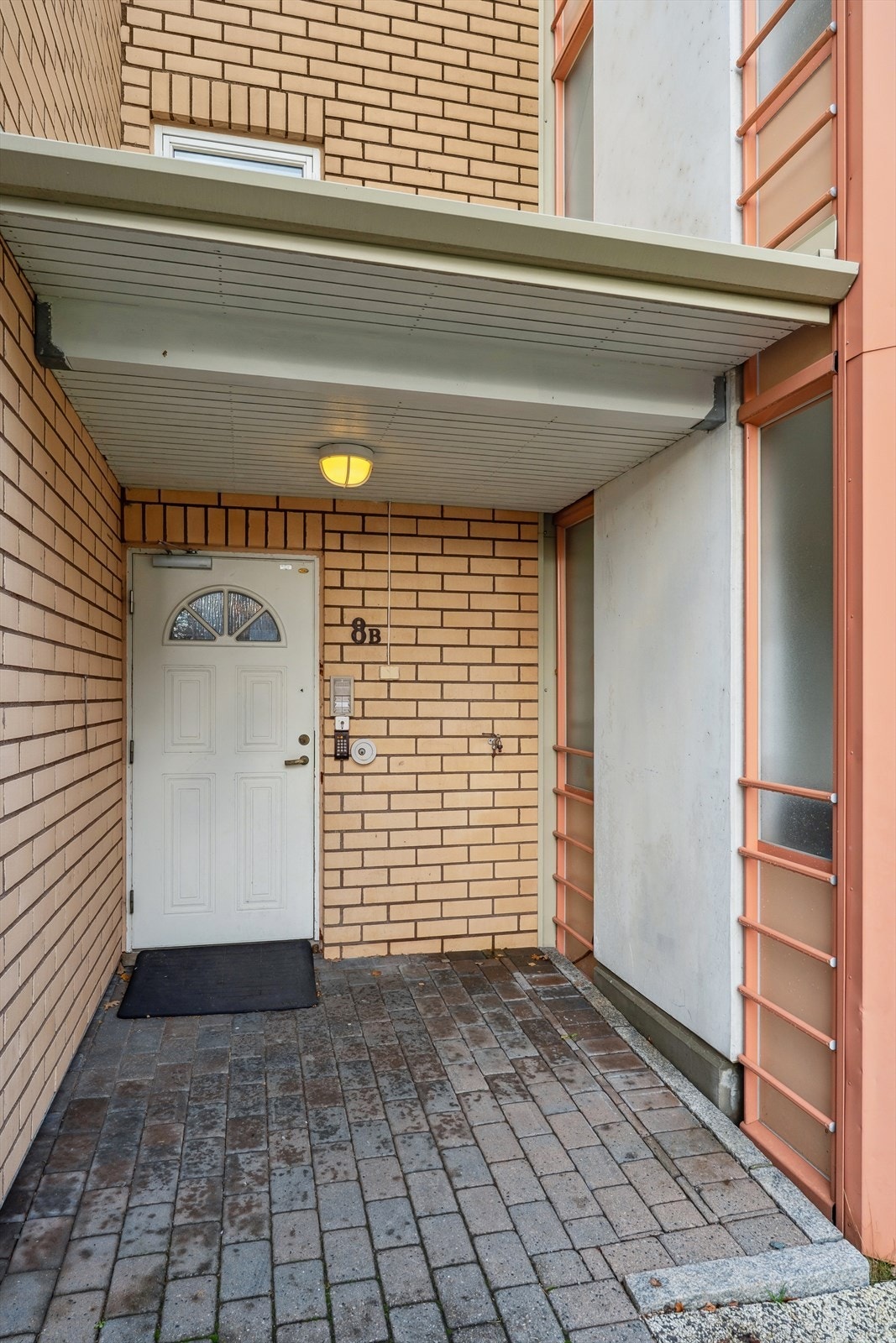 Leiligheten har felles overbygget inngang og det er kun èn trapp opp ! Galleribilde