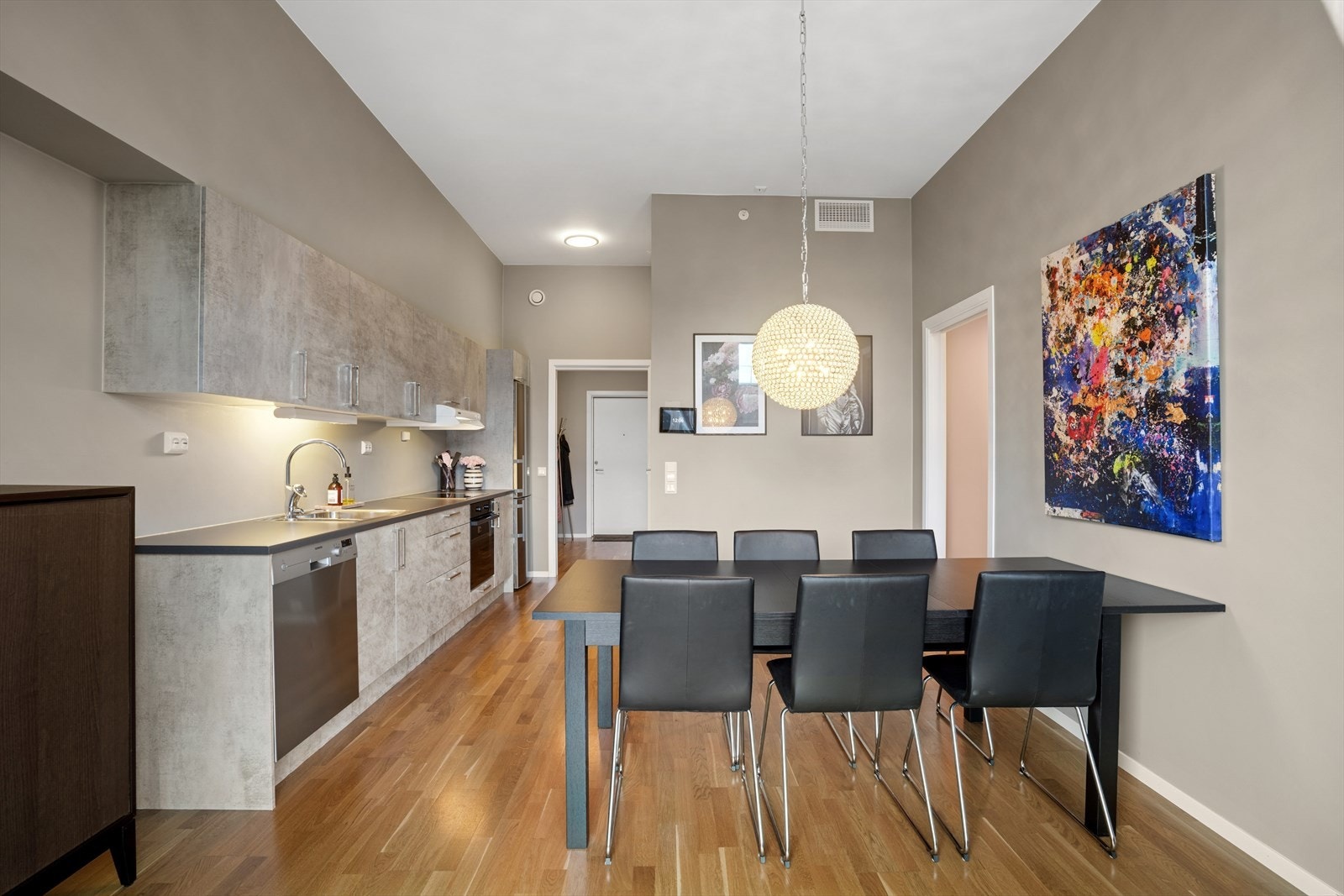 Stuen benyttes i dag kun til spisestue, men her har man også mulighet til å møblere med sofa. Galleribilde