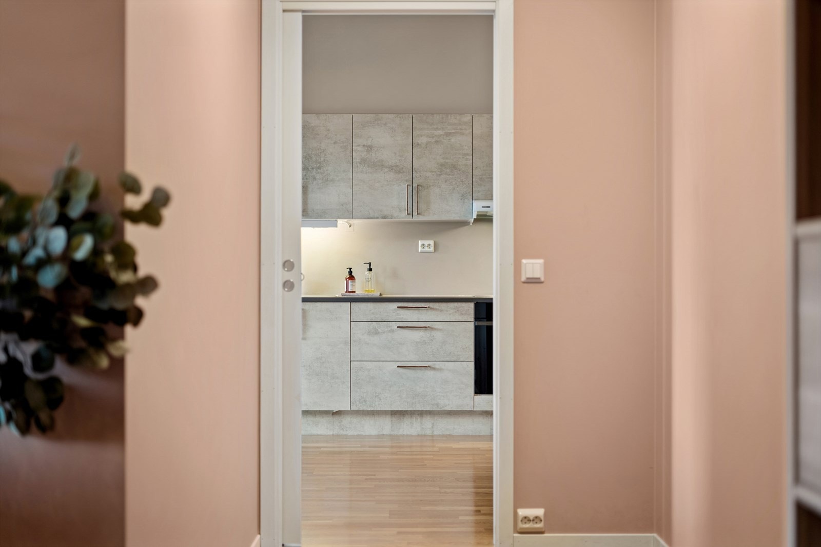 Leiligheten er innredet slik at den har livsløpsstandard med terskelfrie døråpninger og skyvedører mellom noen av rommene. Galleribilde