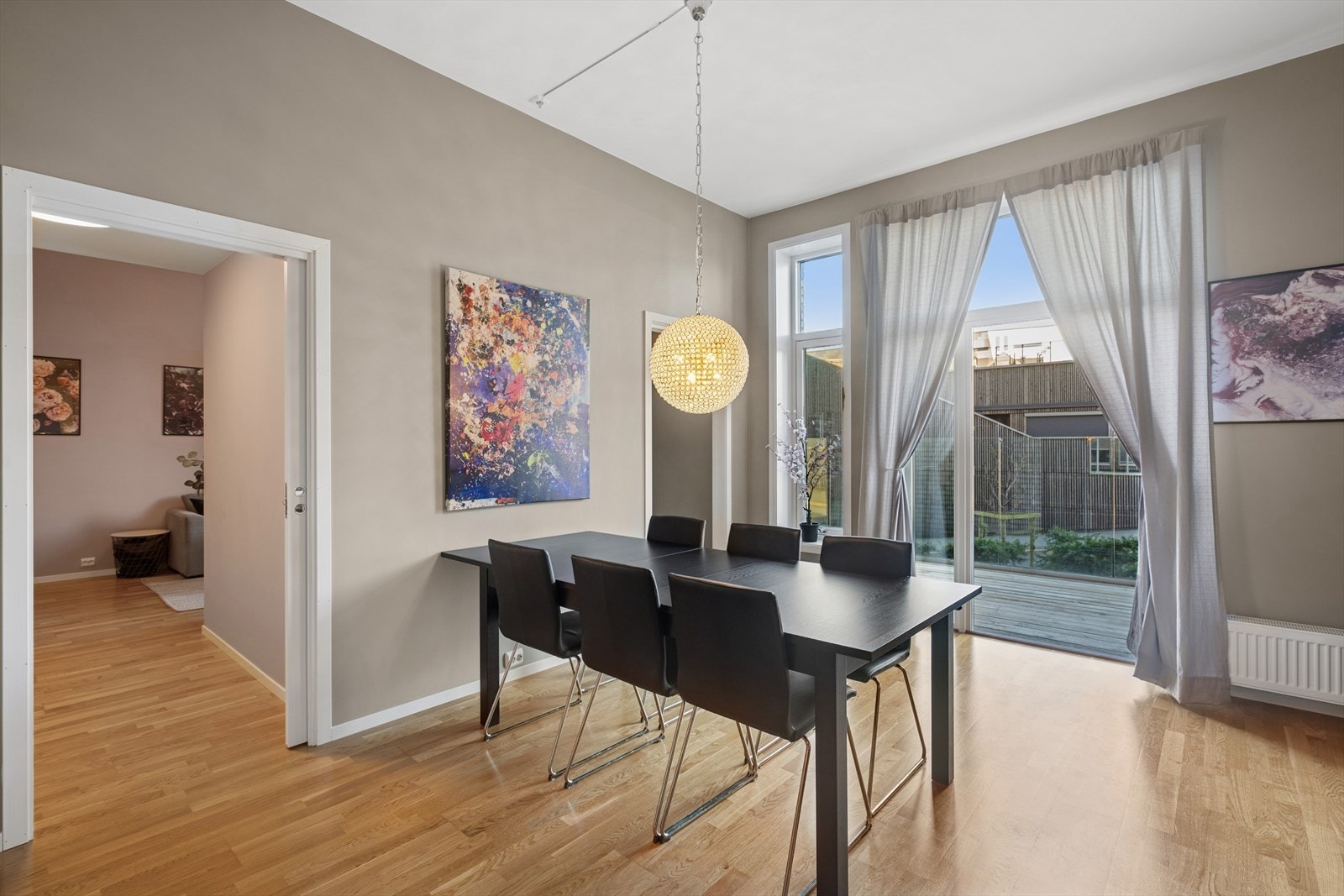 Stue og kjøkken ligger i åpen løsning. Et lyst og innbydende rom med store vindusflater som gir rikelig med naturlig lys. Galleribilde