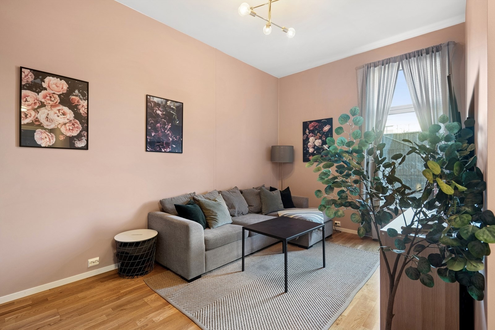 Her har man god plass til å møblere med sofagruppe, alternativt dobbeltseng og garderobe dersom man ønsker å benytte rommet som soverom. Galleribilde