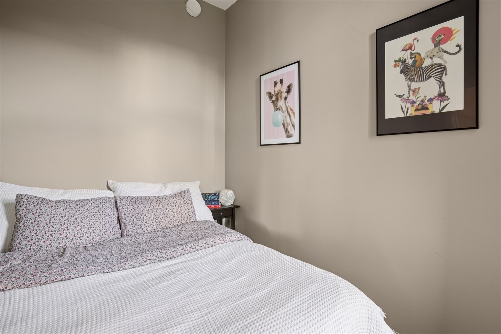 Det andre soverommet er noe mindre, men også her har man mulighet til å møblere med seng. Galleribilde