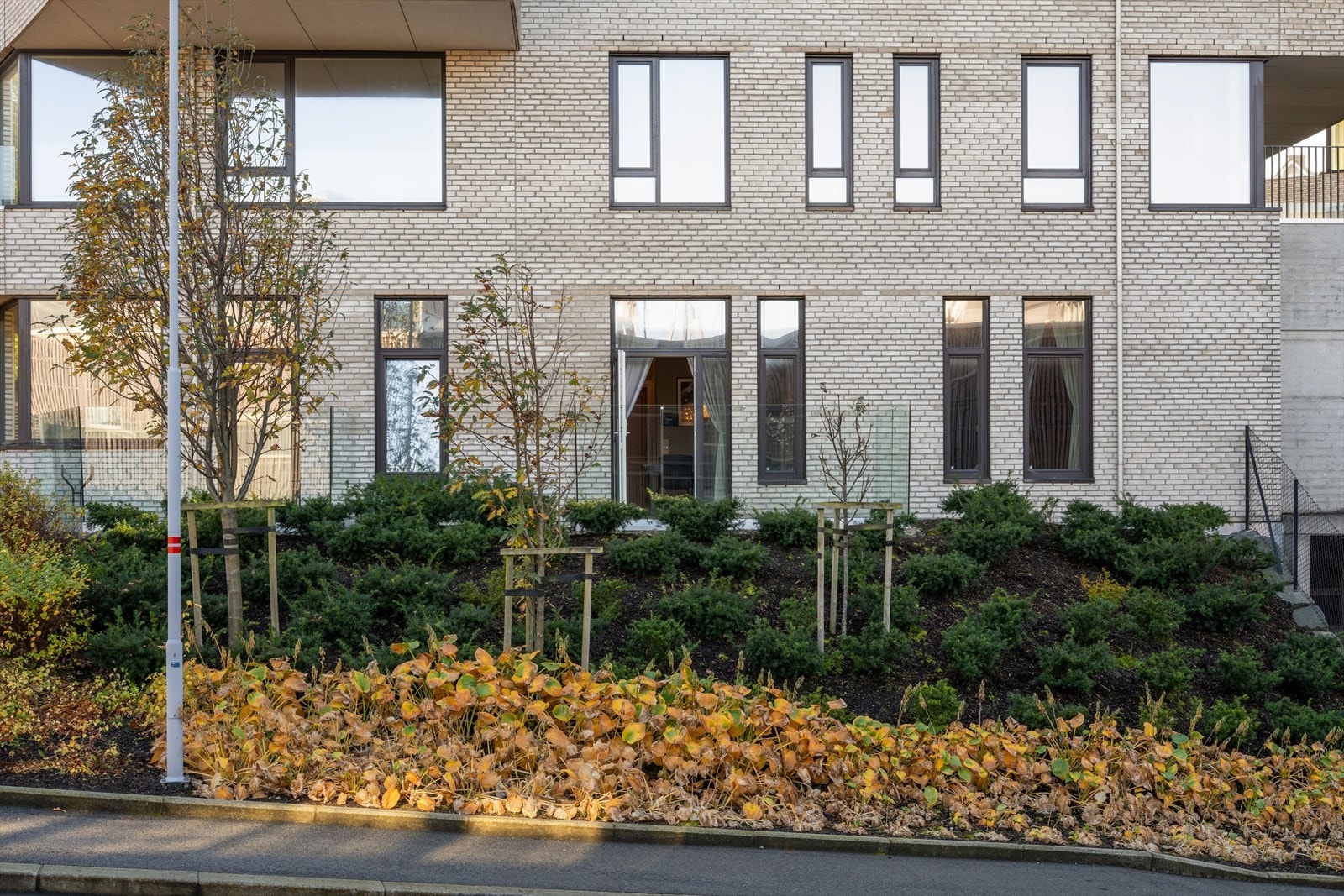 Leiligheten ligger på bakkeplan, i byggets underetasje. Galleribilde