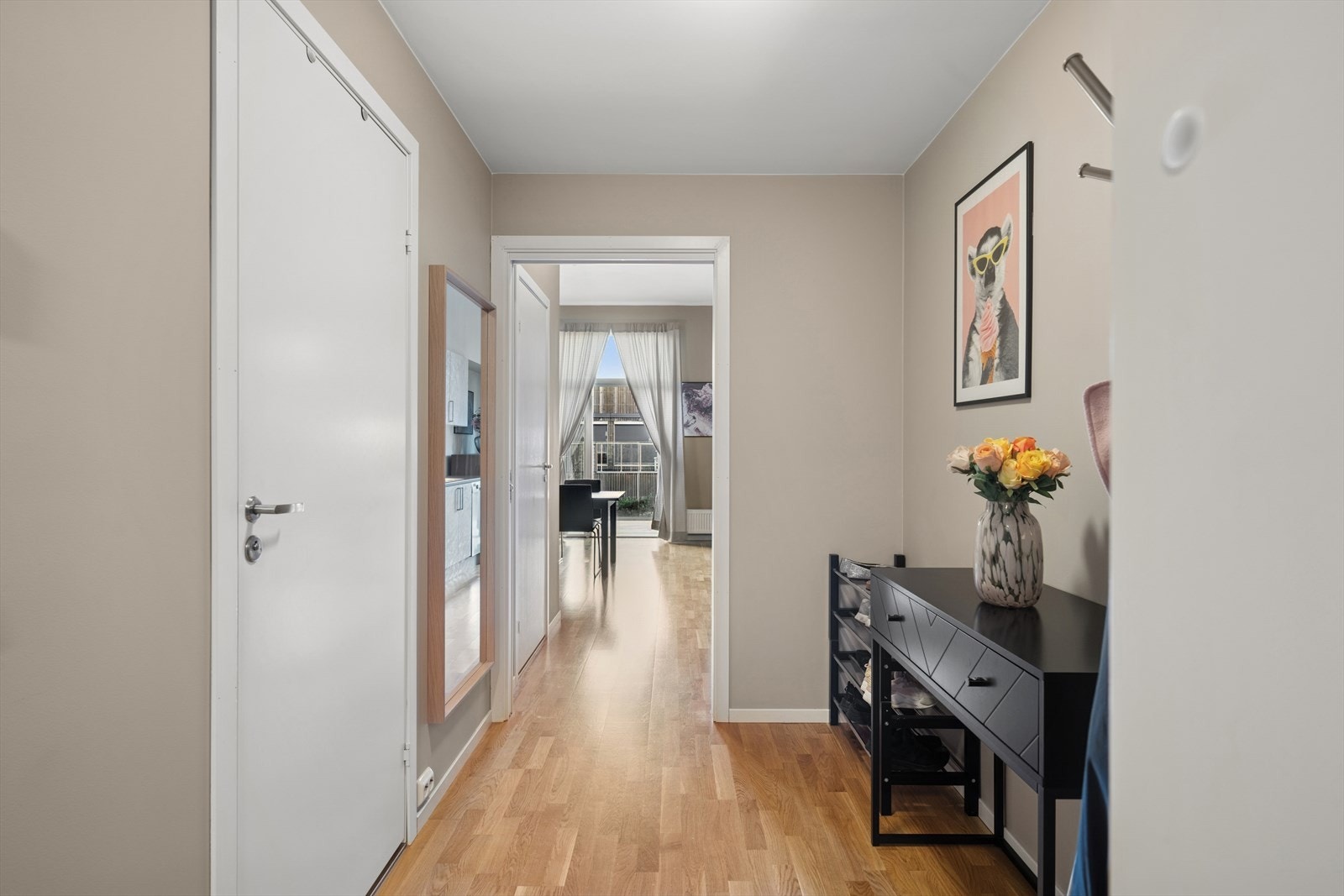 Romslig gang hvor man har god plass til å henge fra seg yttertøy og sko. I leiligheten har man også en bod som gir ekstra lagringsplass til klær og utstyr. Galleribilde