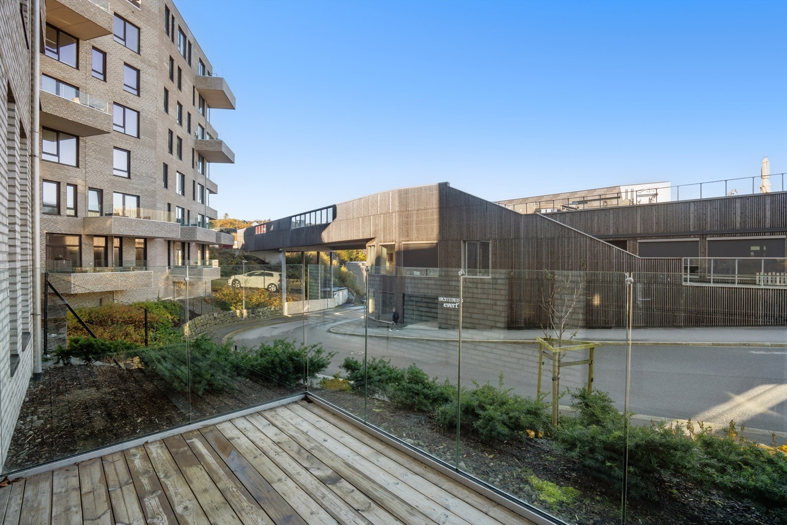 Fra stuen har man utgang til en trivelig terrasse på 8 kvm hvor man kan nyte fine sommerdager. Galleribilde