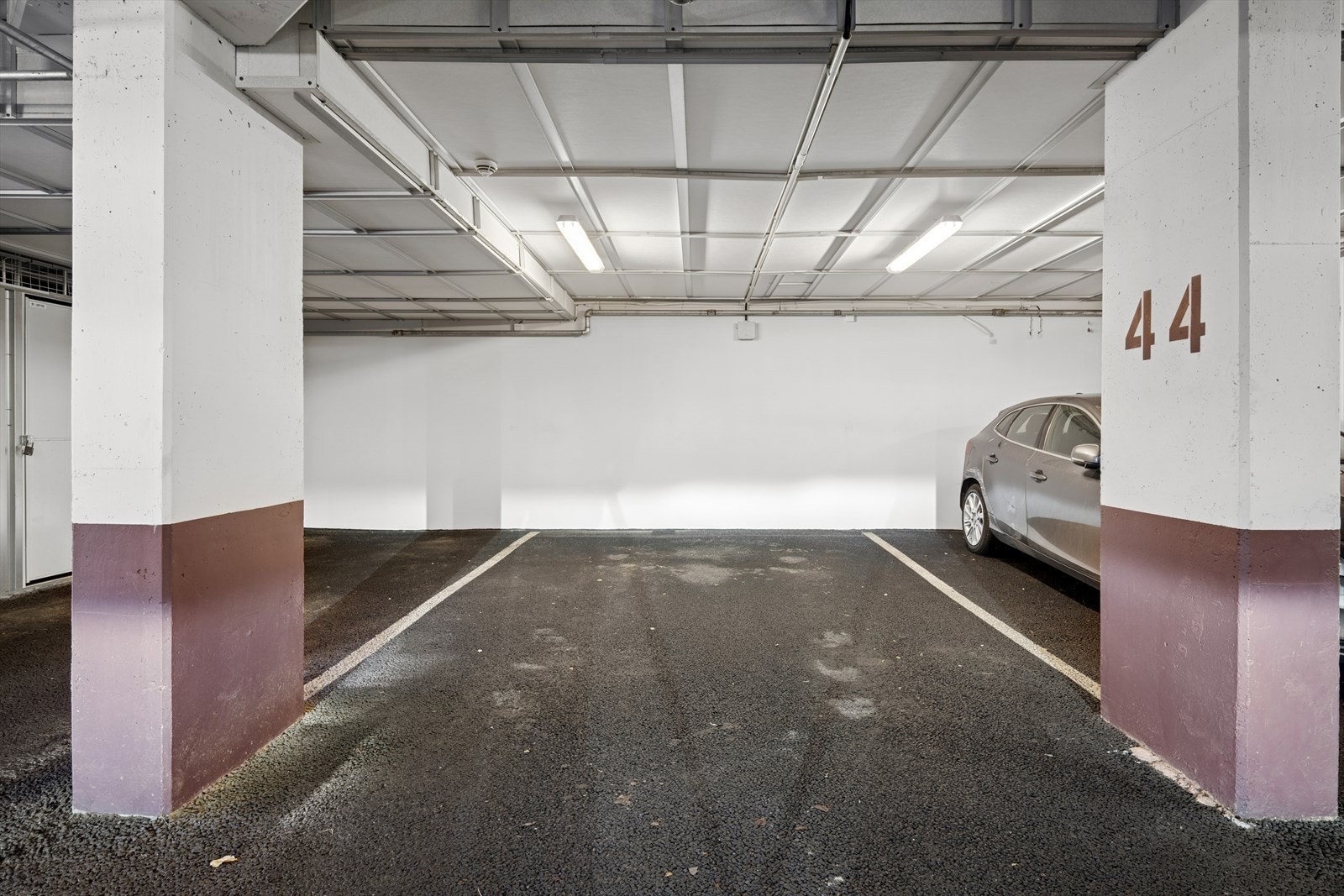 Leiligheten disponerer fast parkeringsplass i lukket garasjeanlegg. Galleribilde