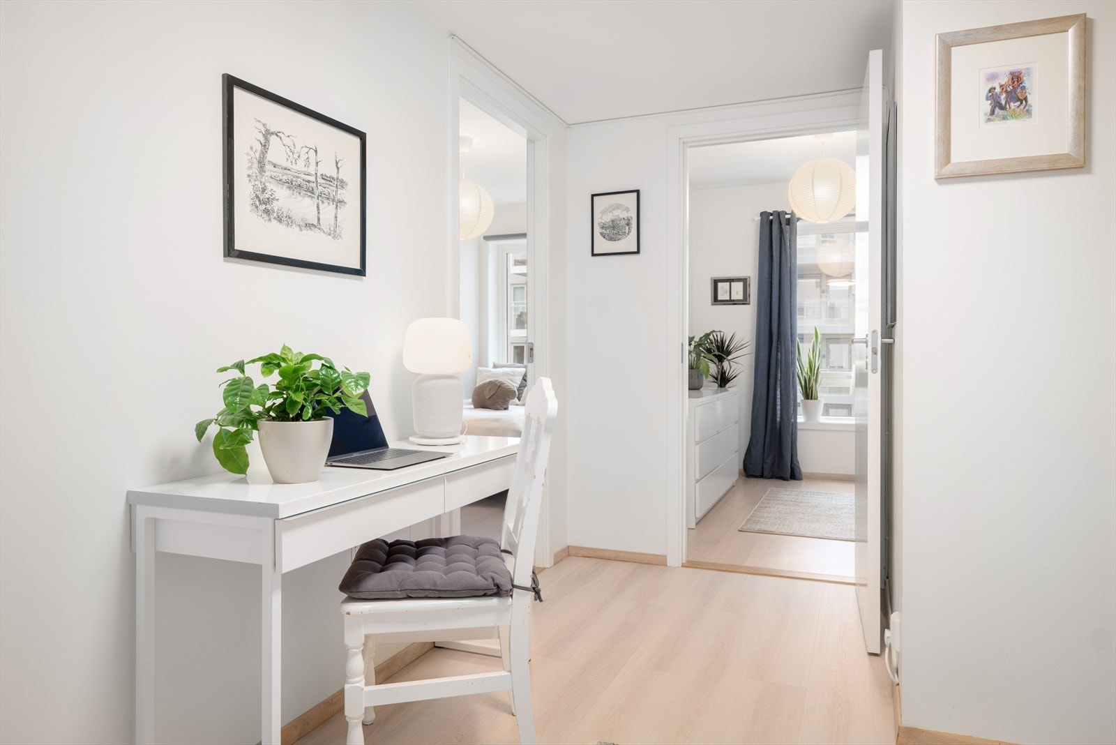 I gangarealet er det plass til å innrede med en kontorløsning. Her har du også inngang til to av soverommene. Galleribilde