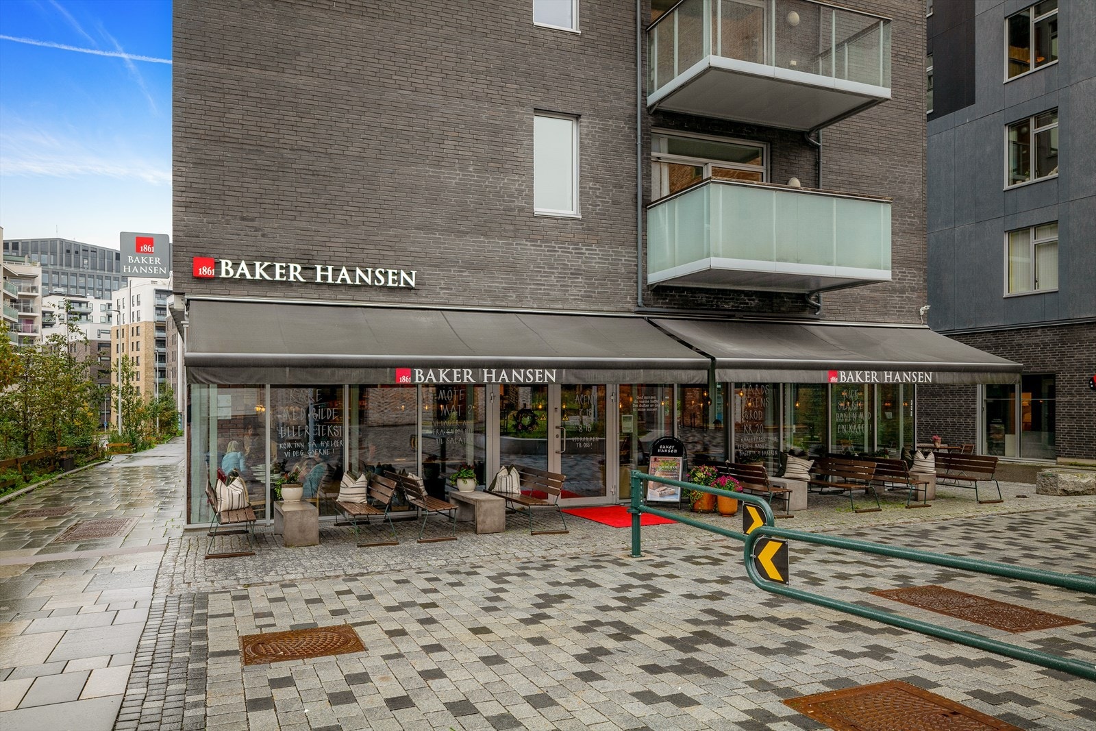 Rett over gata kan du nyte fersk bakst og deilig ferskbrygget kaffe på Baker Hansen. Galleribilde