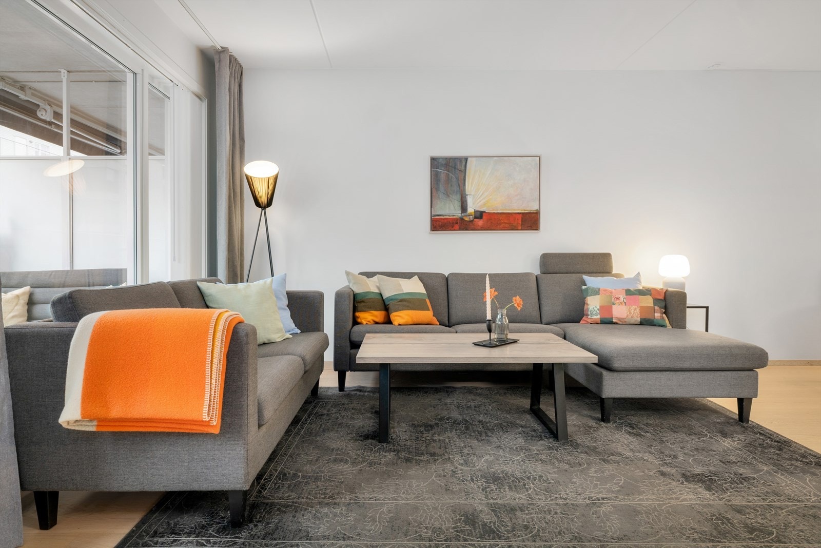 Det er god plass til en stor lounge sofagruppe med plass til hele familen eller vennegjengen. Galleribilde