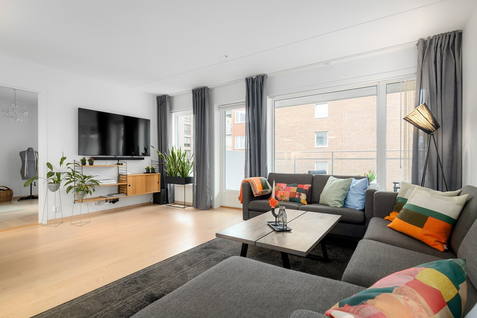 Den store gulvflaten gir mange ulike møbleringsmuligheter. Langs veggflatene er det plass til TV-benk og andre oppbevaringsmøbler. Det er vannbåren varme med radiatorer og vannbåren gulvvarme på badet. Galleribilde