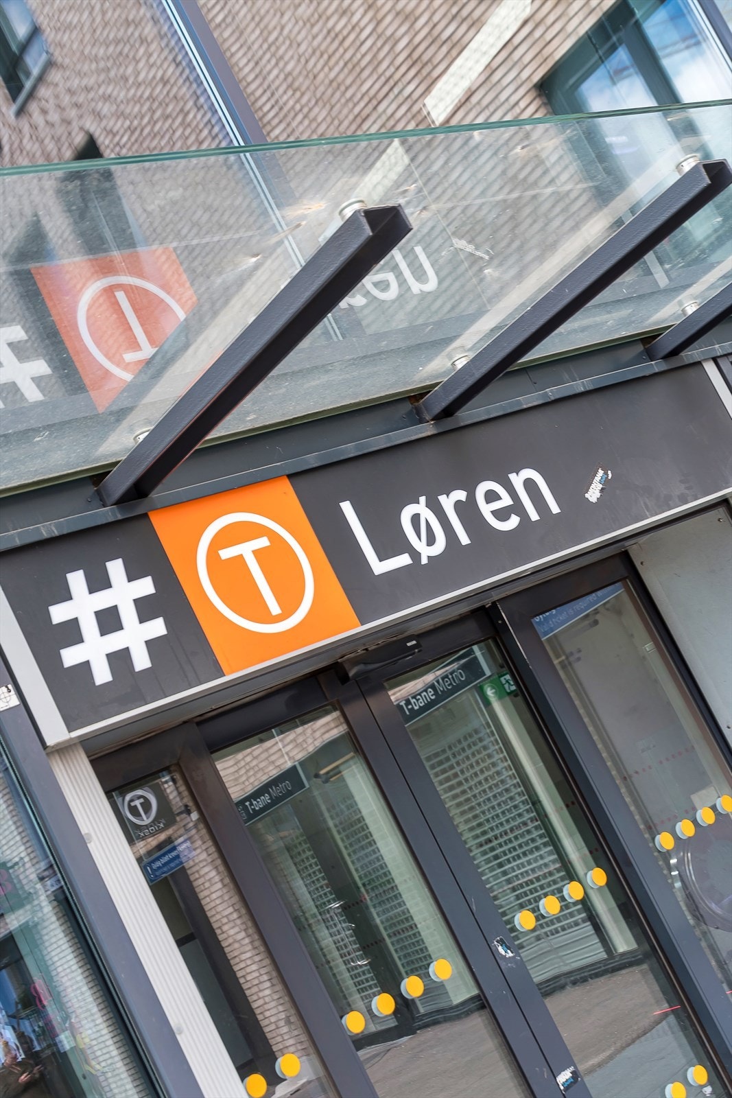 Du kommer deg enkelt rundt i byen med t-banen fra Løren. ca 5 minutters gange fra boligen. Galleribilde