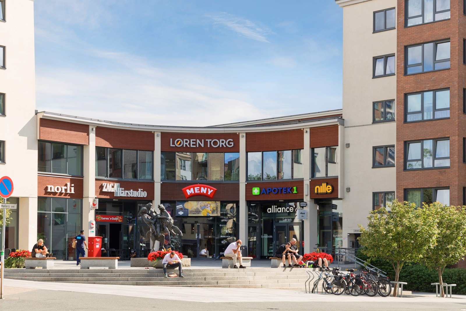 Løren Torg ligger i umiddelbar nærhet med flere servicetilbud og serveringssteder. Galleribilde