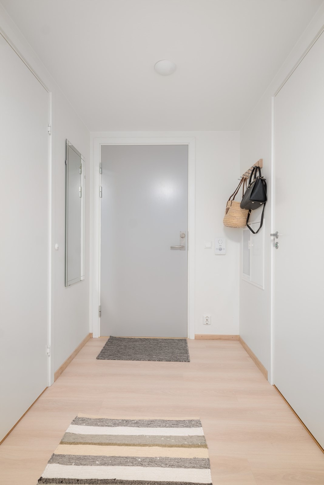 Heisen tar deg raskt opp i til 4.etg. Her møtes du av et lyst og hyggelig inngangsparti. Galleribilde