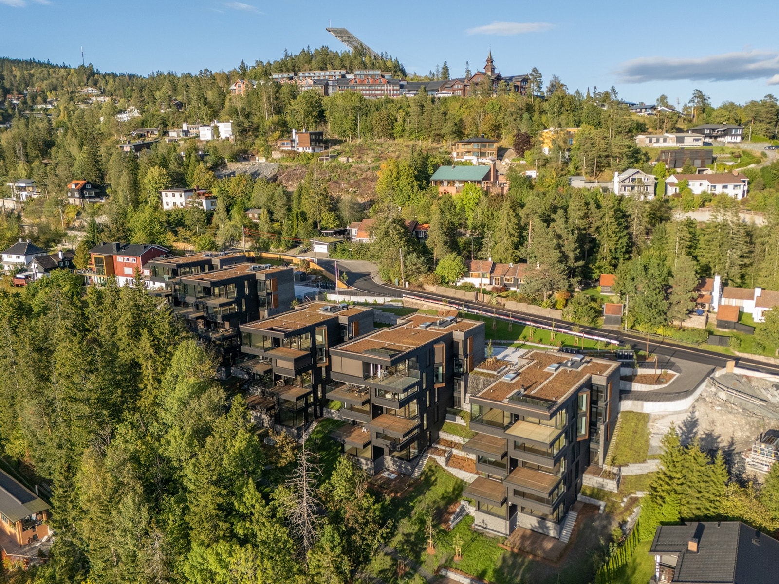Setra vei 26-34 ligger høyt og fritt i terrenget, tett på Holmenkollen og Nordmarka