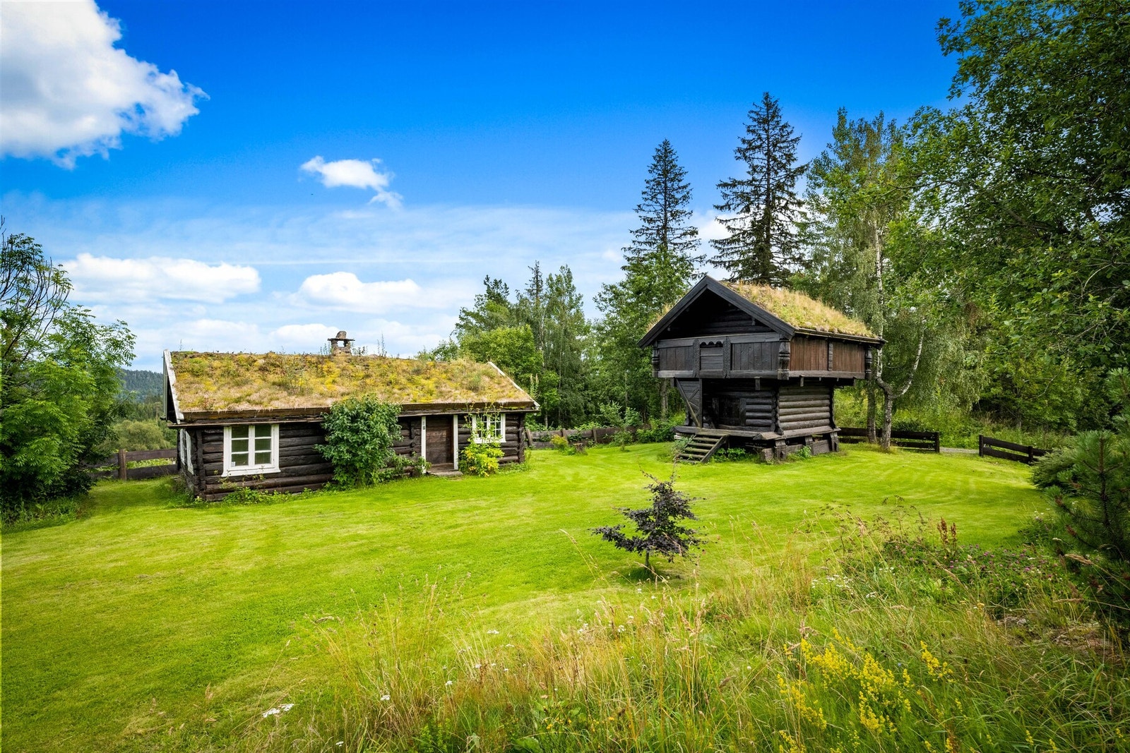 Små eldre hytter hentet fra Hallingdal Galleribilde