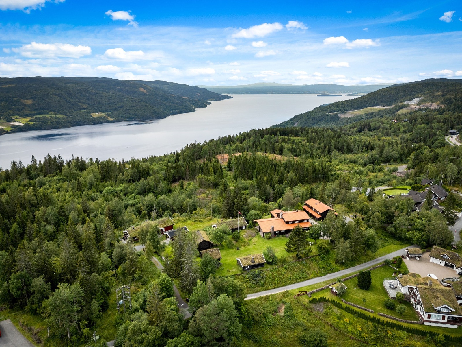 Velkommen til Tjernsliveien 11 og 13. Stor eiendom med hovedhus og flere utleie enheter - panorama utsikt - 10 mål - 25 min fra Oslo Galleribilde