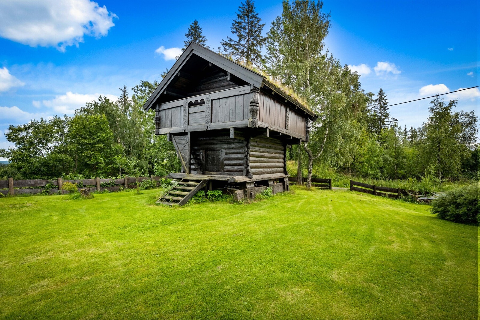 Små eldre hytter hentet fra Hallingdal Galleribilde