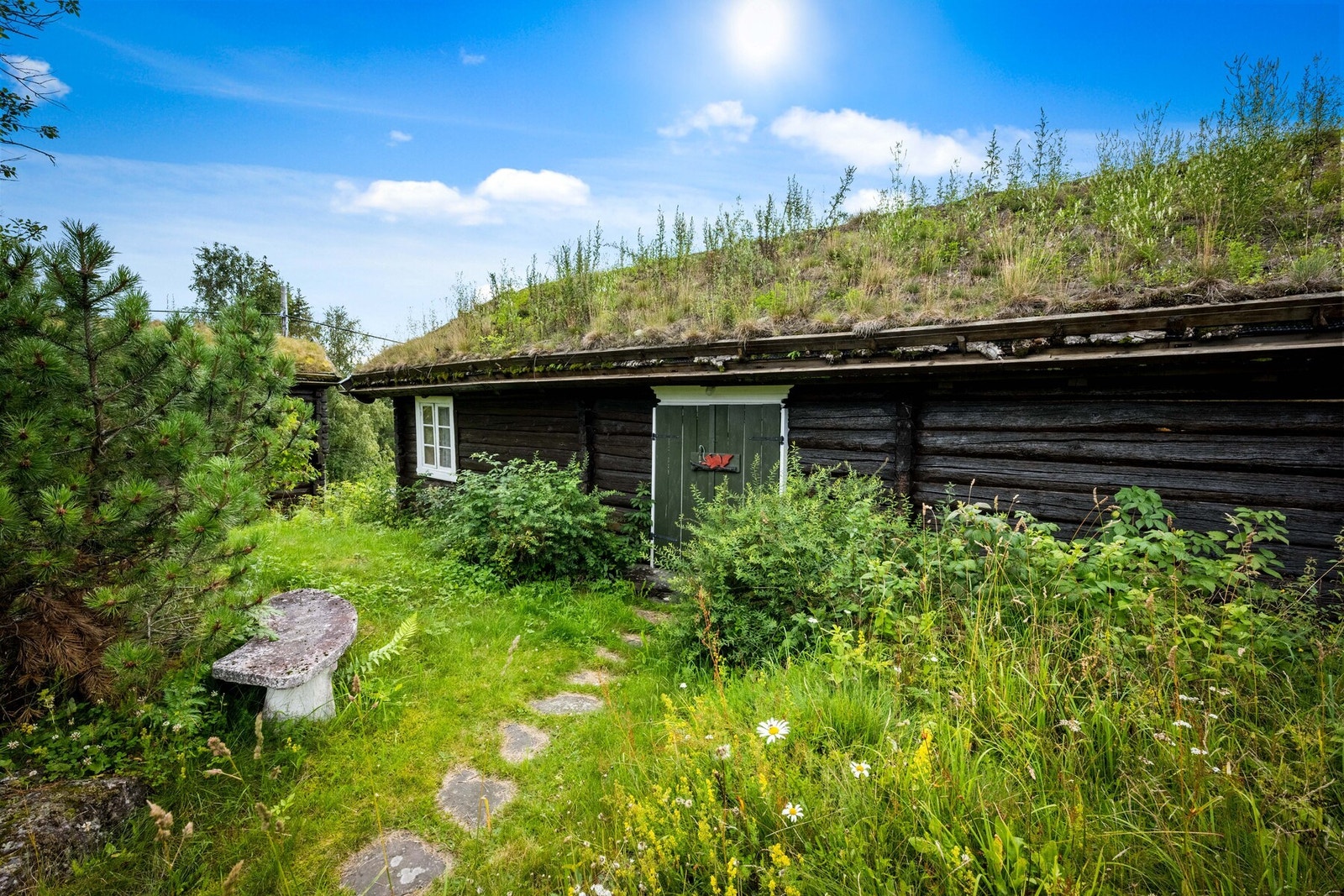 Små eldre hytter hentet fra Hallingdal Galleribilde