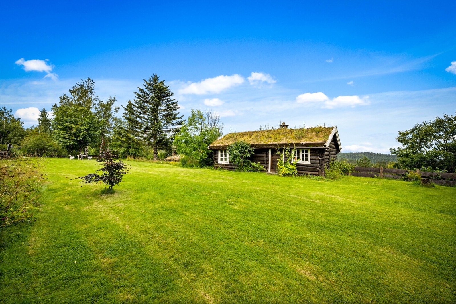 Små eldre hytter hentet fra Hallingdal Galleribilde