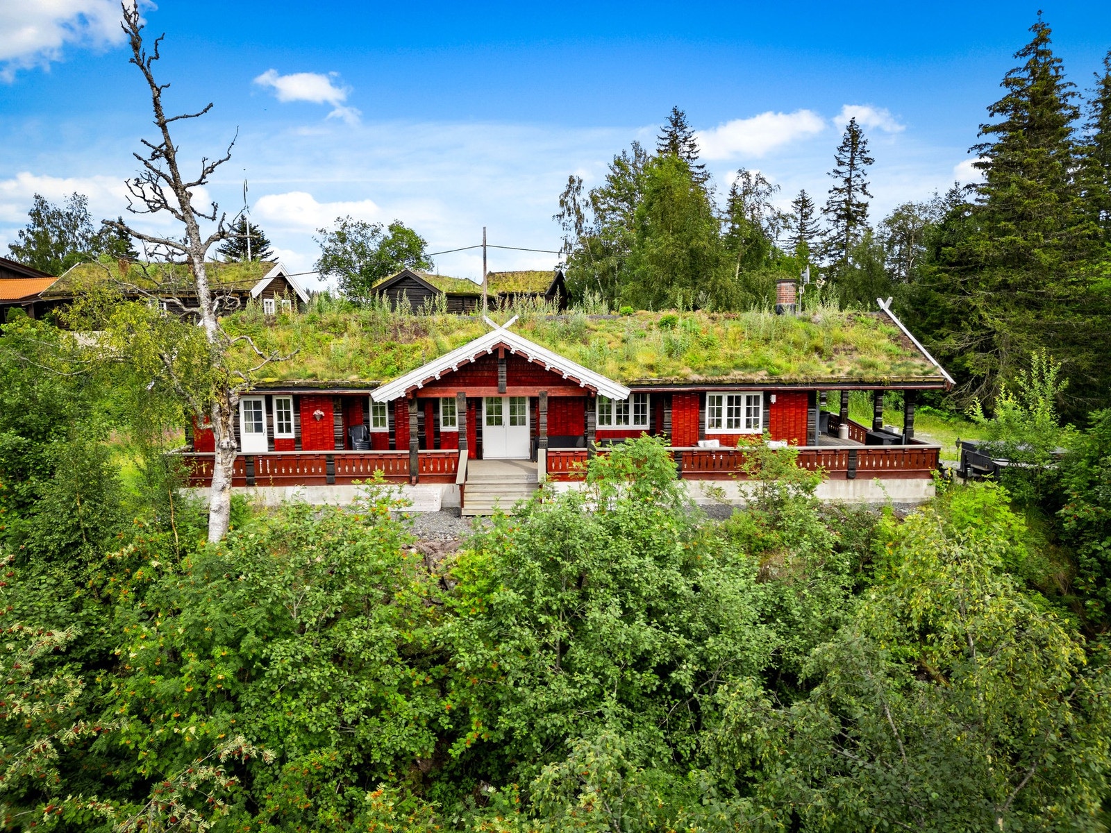 Rød enebolig Galleribilde