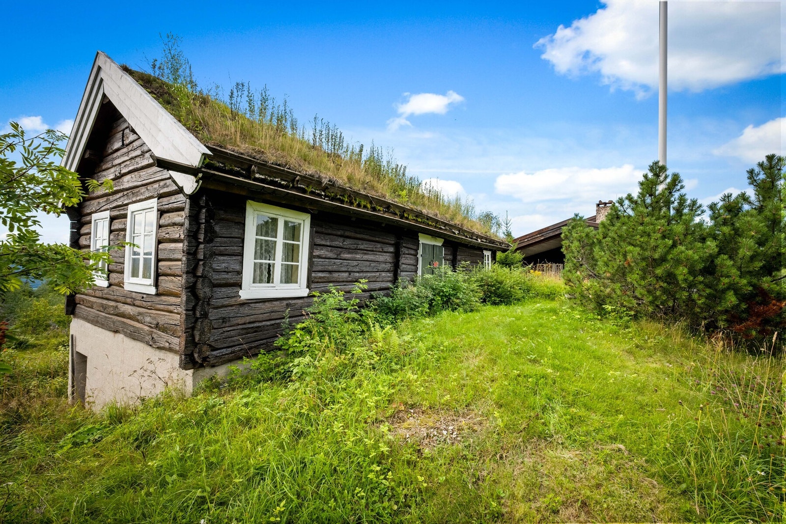 Små eldre hytter hentet fra Hallingdal Galleribilde