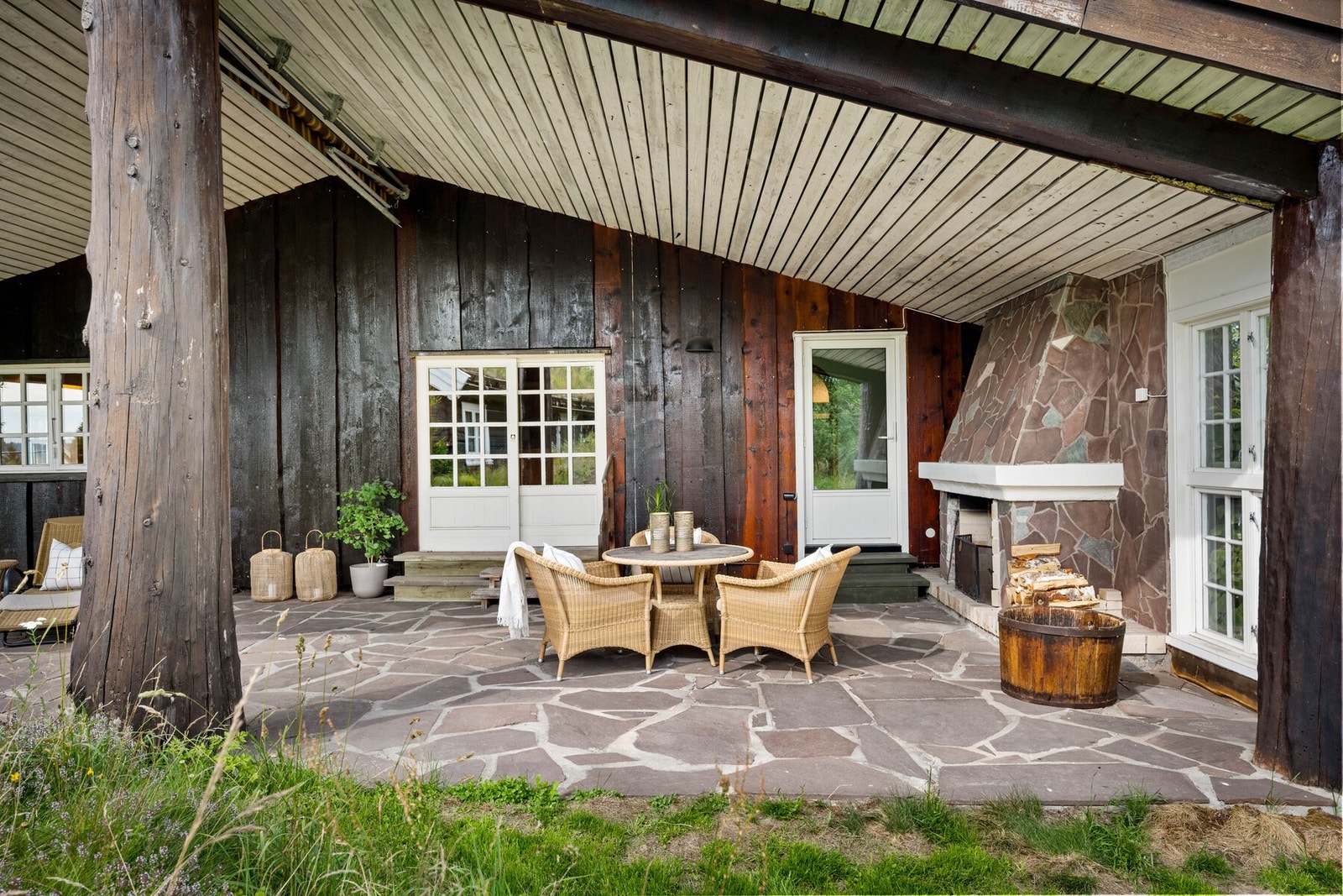 Stor overbygget terrasse med utgang fra stuen og arbeidsrom. Galleribilde