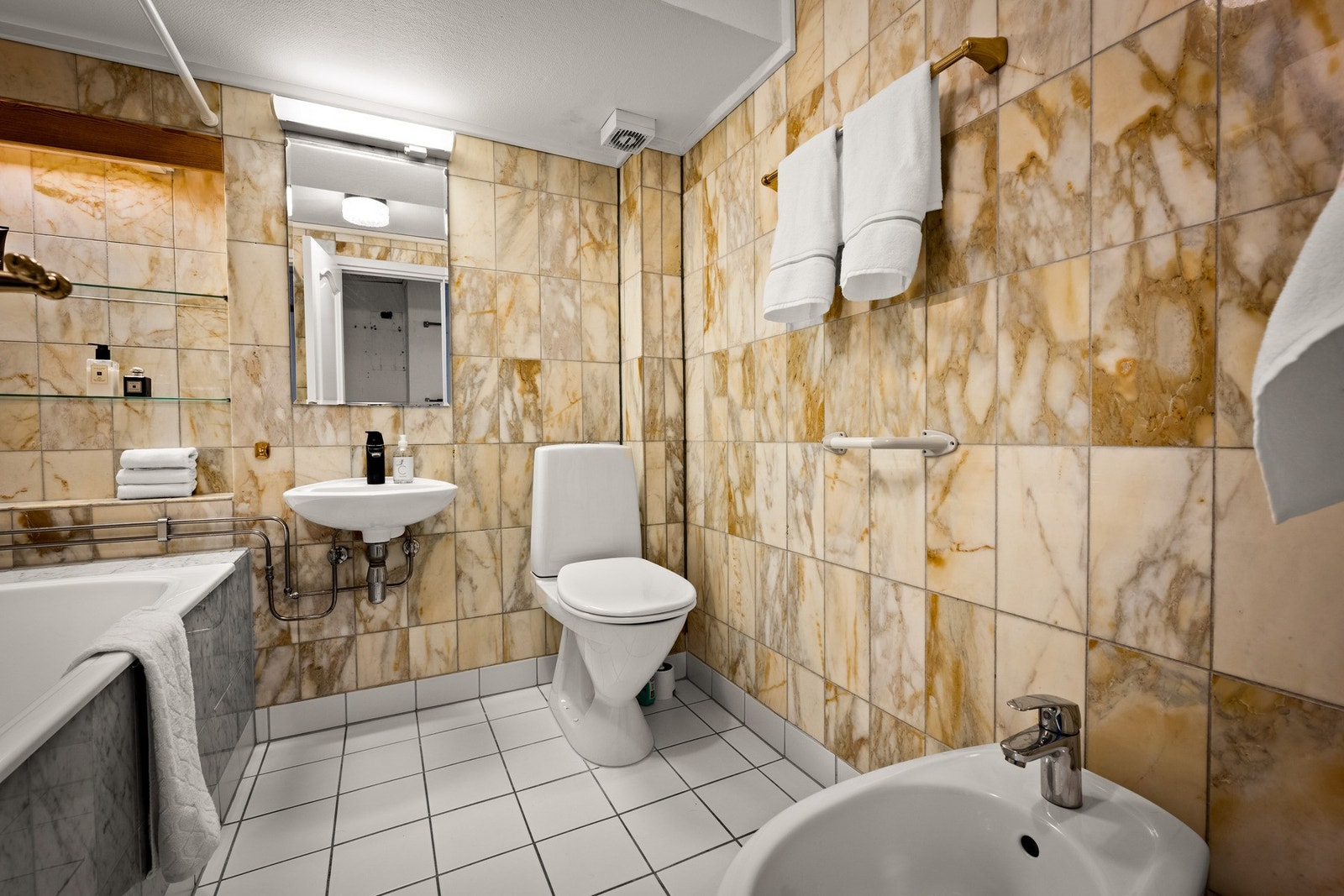 Bad med badekar, vask, toalett og bide Galleribilde