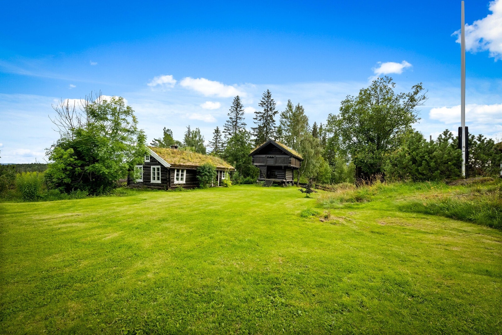 Små eldre hytter hentet fra Hallingdal Galleribilde